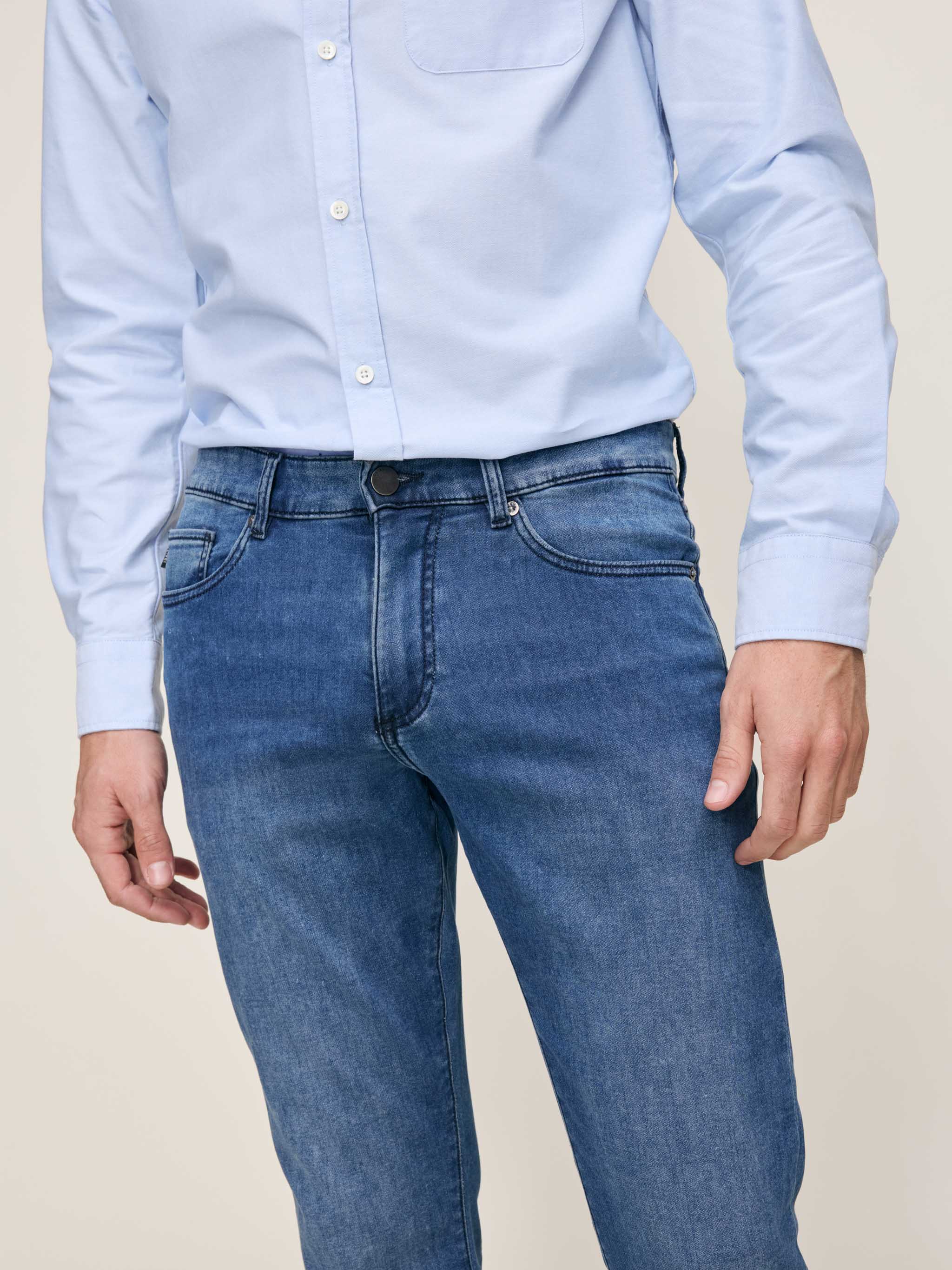 RUSSELL SLIM STRAIGHT JEANS IN MOHONK