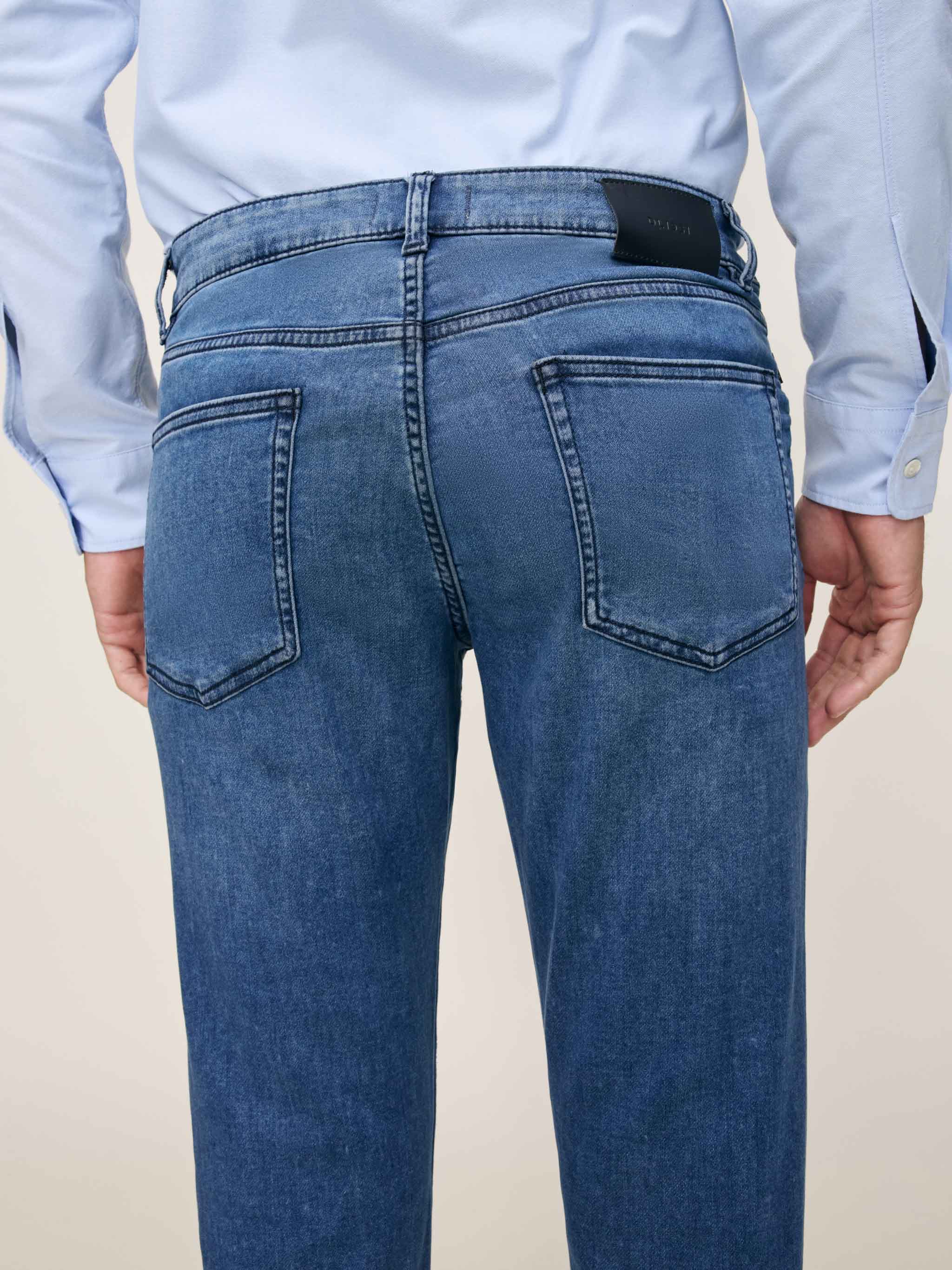 RUSSELL SLIM STRAIGHT JEANS IN MOHONK