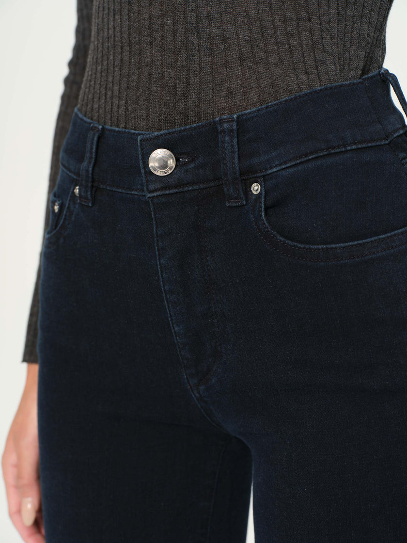 MARA STRAIGHT MID RISE INSTASCULPT ANKLE JEANS IN FLATIRON