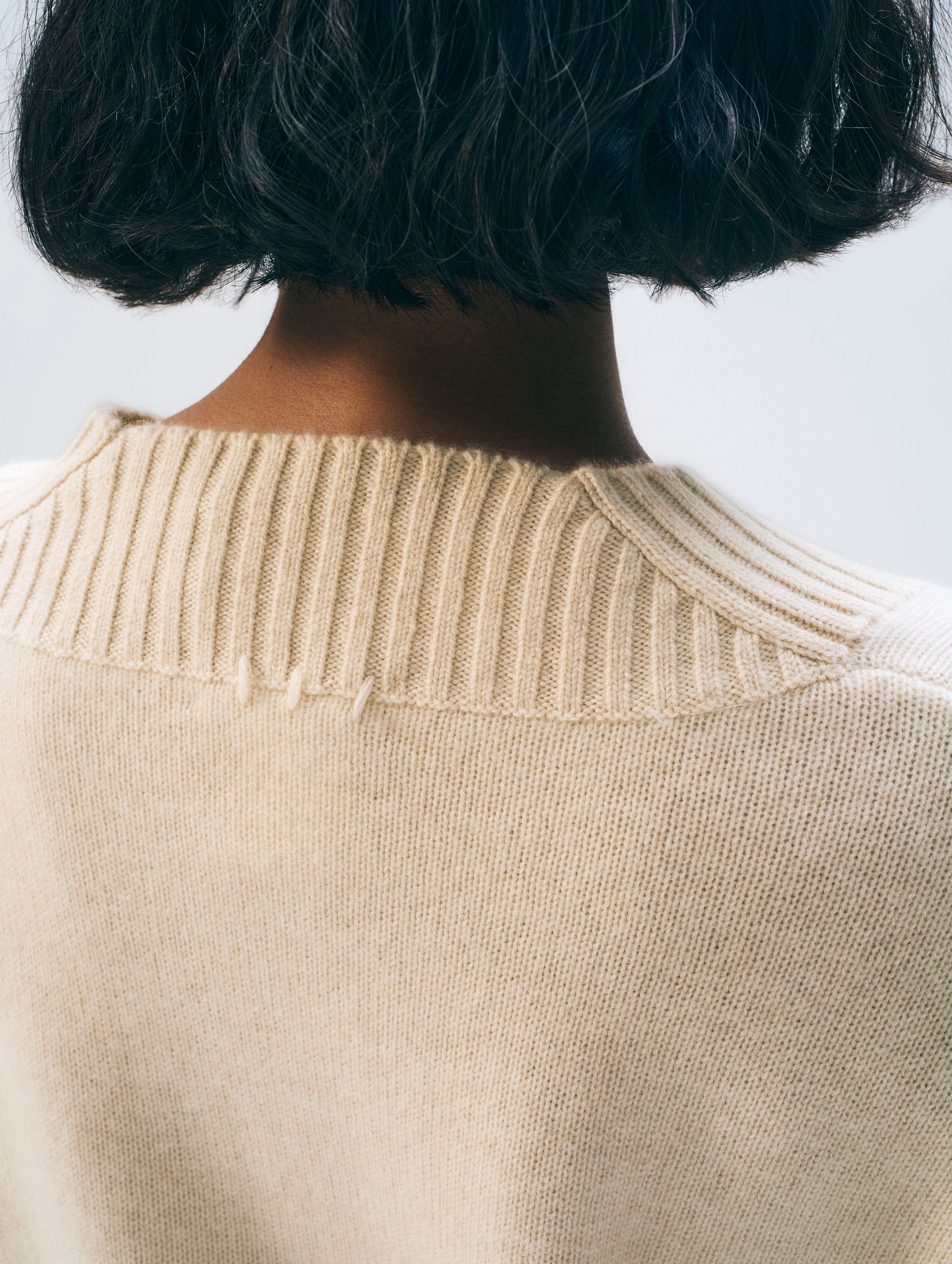 CASHMERE WIDE RIB TRIM VNECK