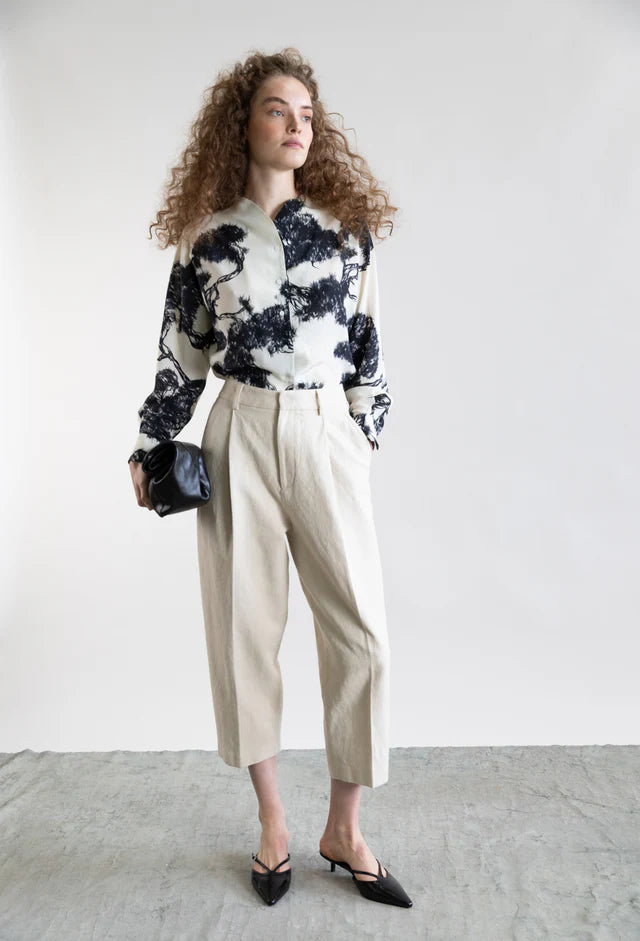 WHISPERING LINES SHARP VNECK BLOUSE