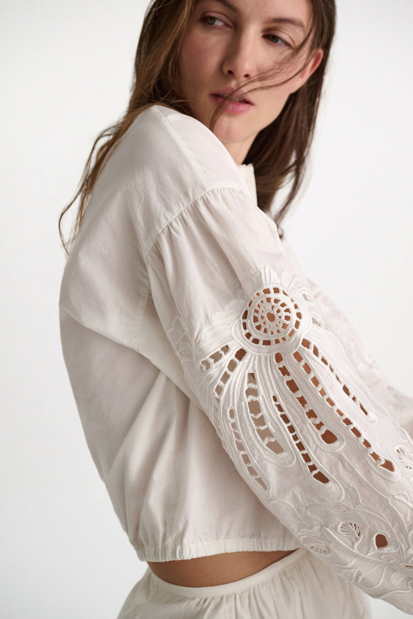 EMBROIDERED BEAUTY BLOUSE IN PURE WHITE