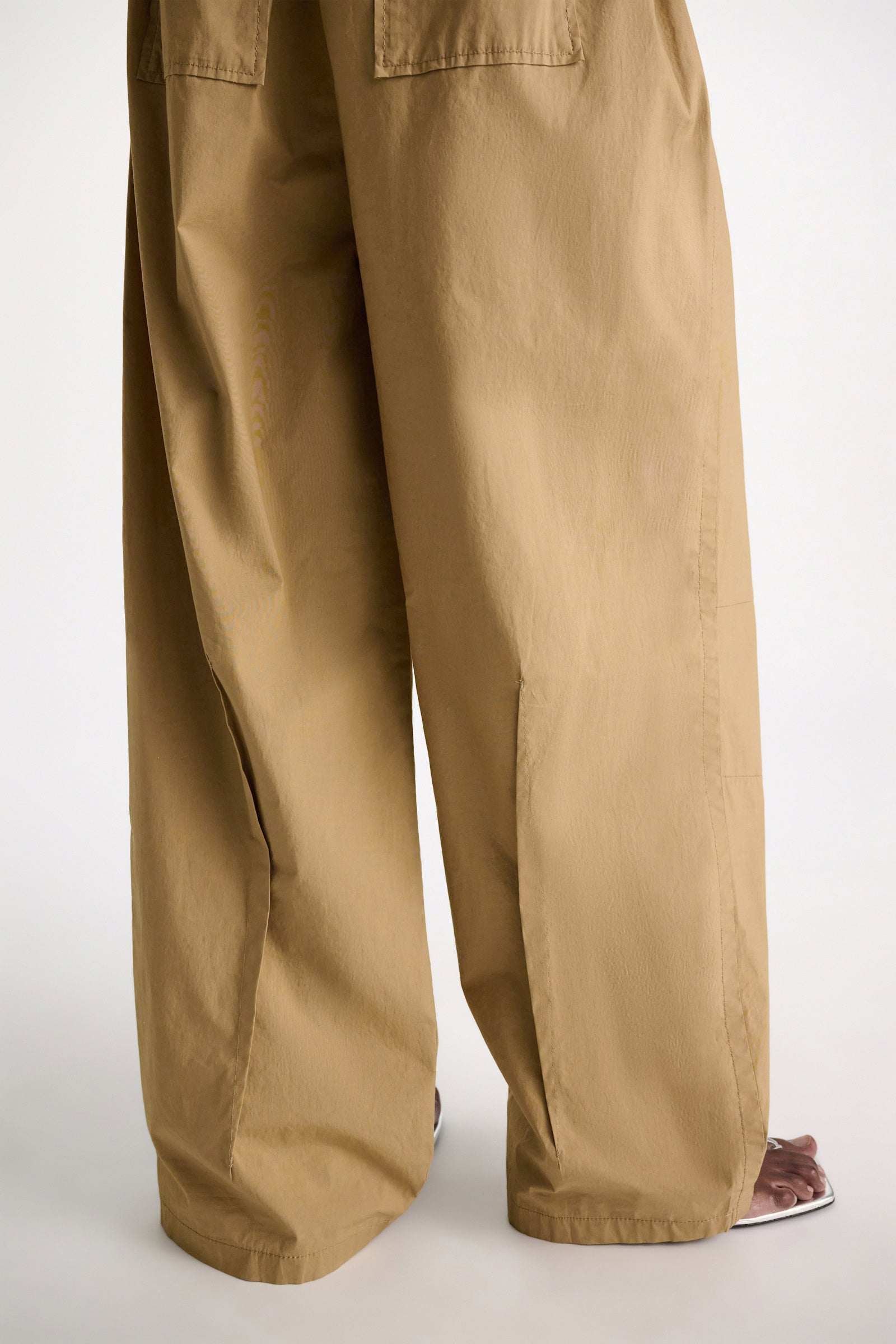 POPLIN POWER PLEATED PANTS IN GARMENT WASHED COTTON POPLIN