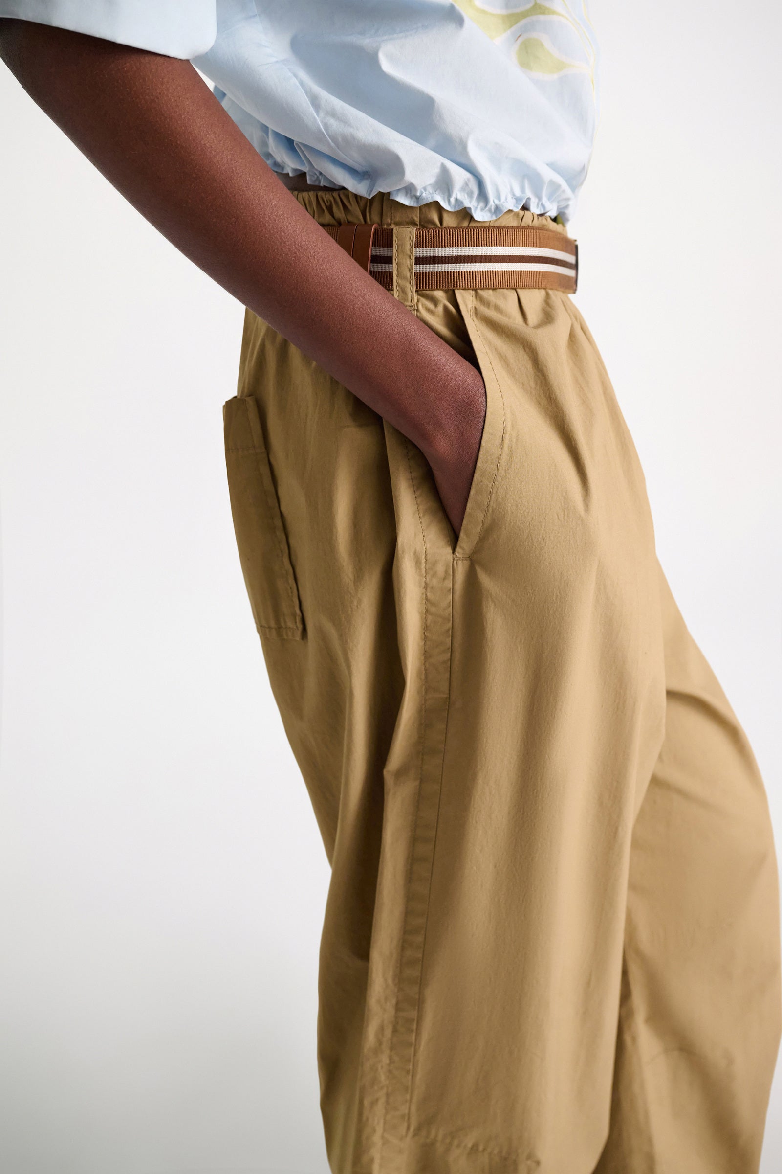 POPLIN POWER PLEATED PANTS IN GARMENT WASHED COTTON POPLIN