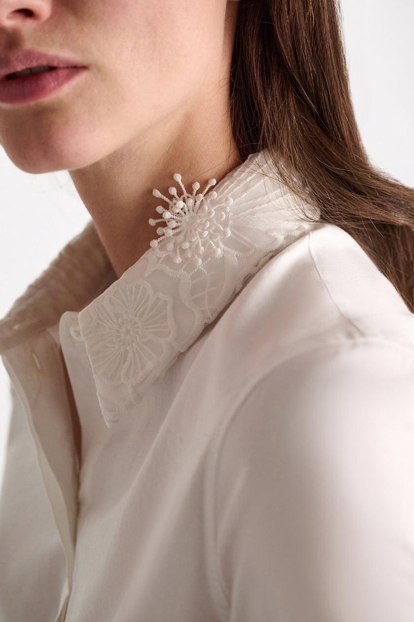 POWERFUL EASE BLOUSE IN PURE WHITE