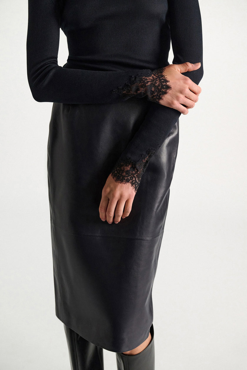 PURE SLEEKNESS SHIRT WITH LACE DETAILS
