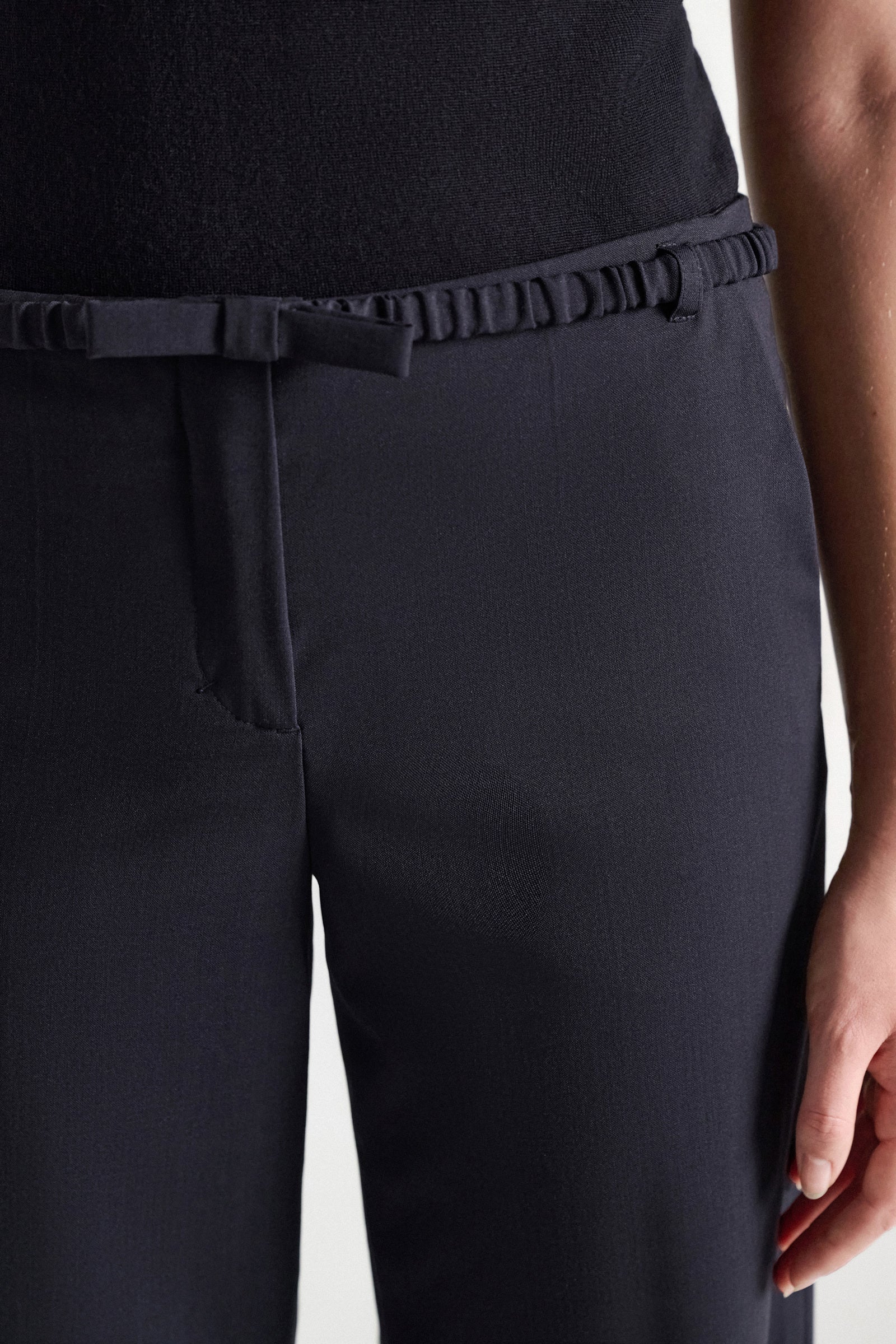 LIGHT LAYER WIDE LEG VIRGIN WOOL PANTS