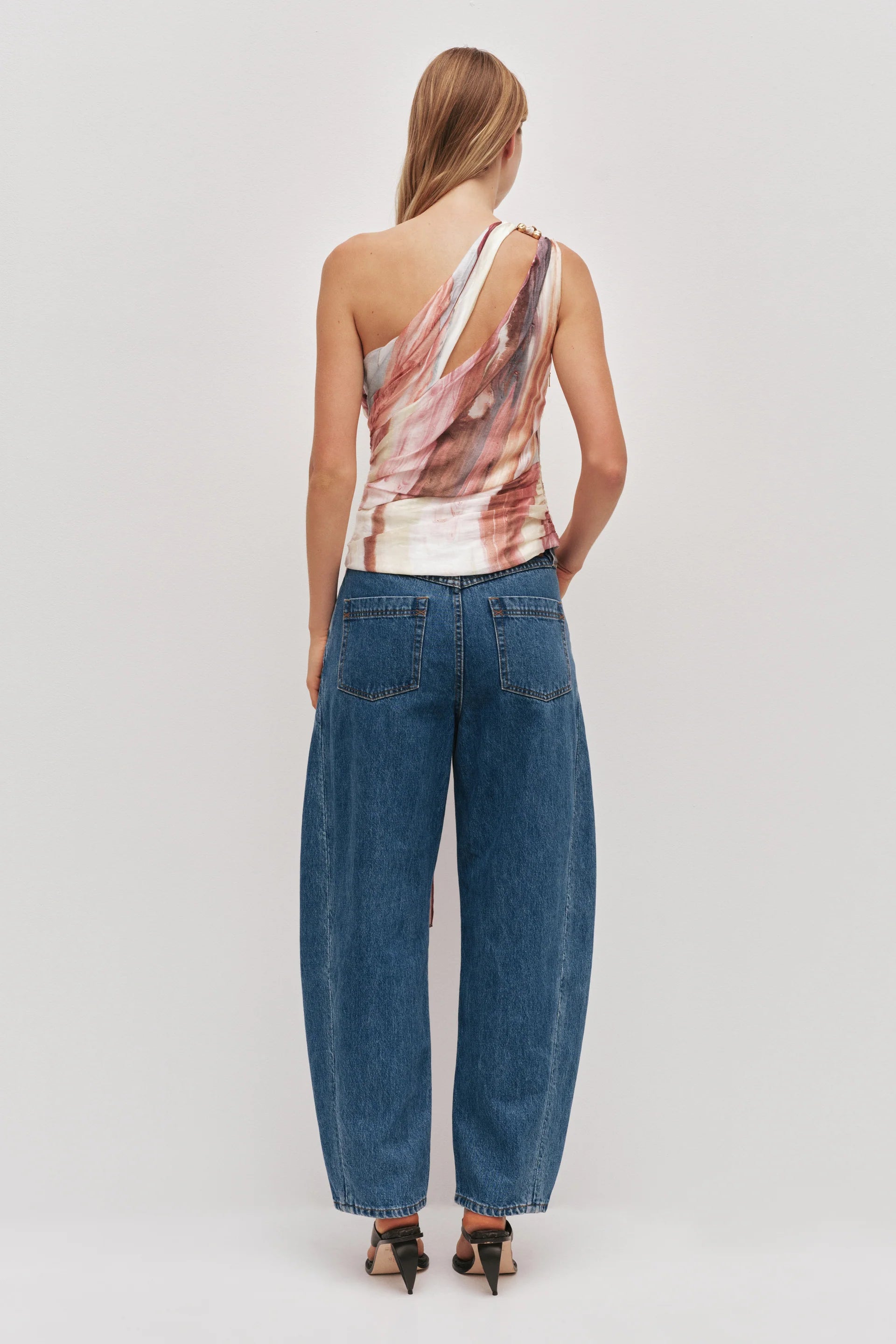 CAPTURE ONE SHOULDER TOP
