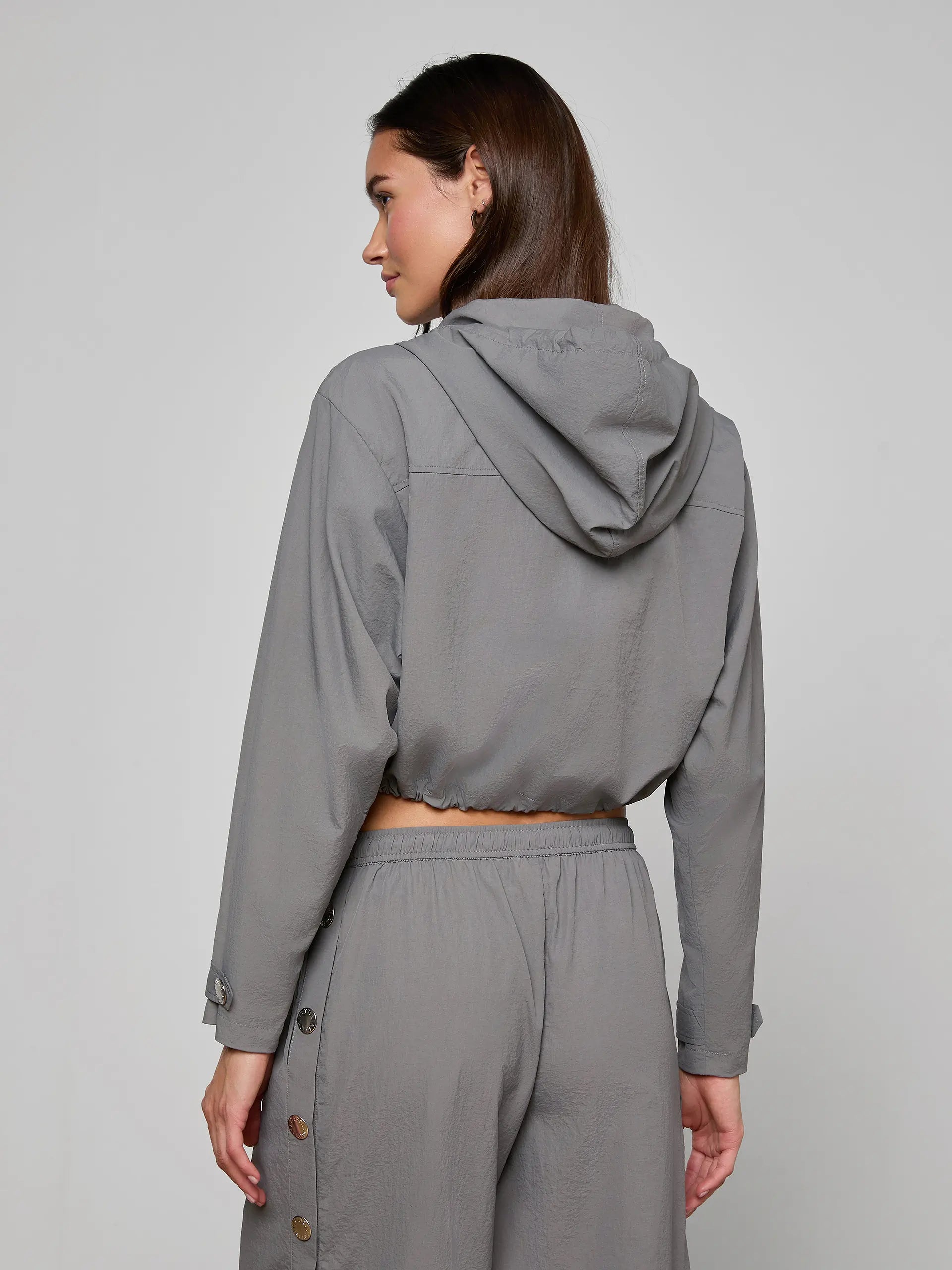 BRONWYN CROPPED WINDBREAKER IN MEDIUM GREY
