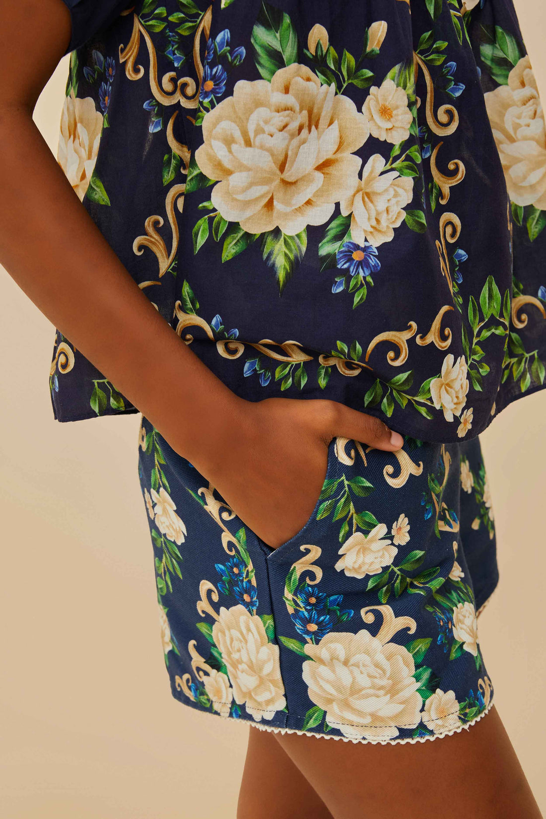 FLOWER TAPESTRY SHORTS
