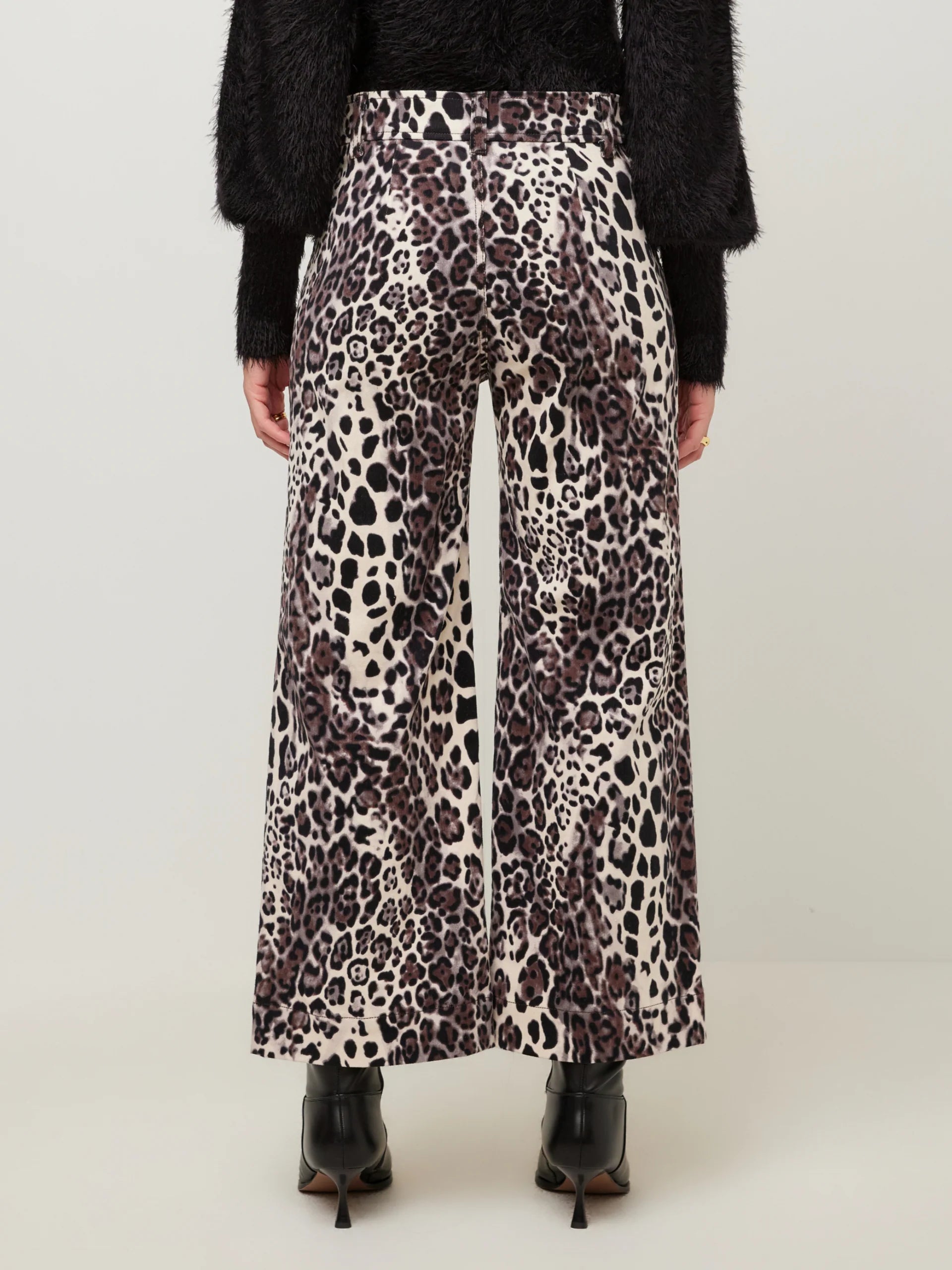 RYLEE CROPPED PANTS IN ANIMAL PRINT