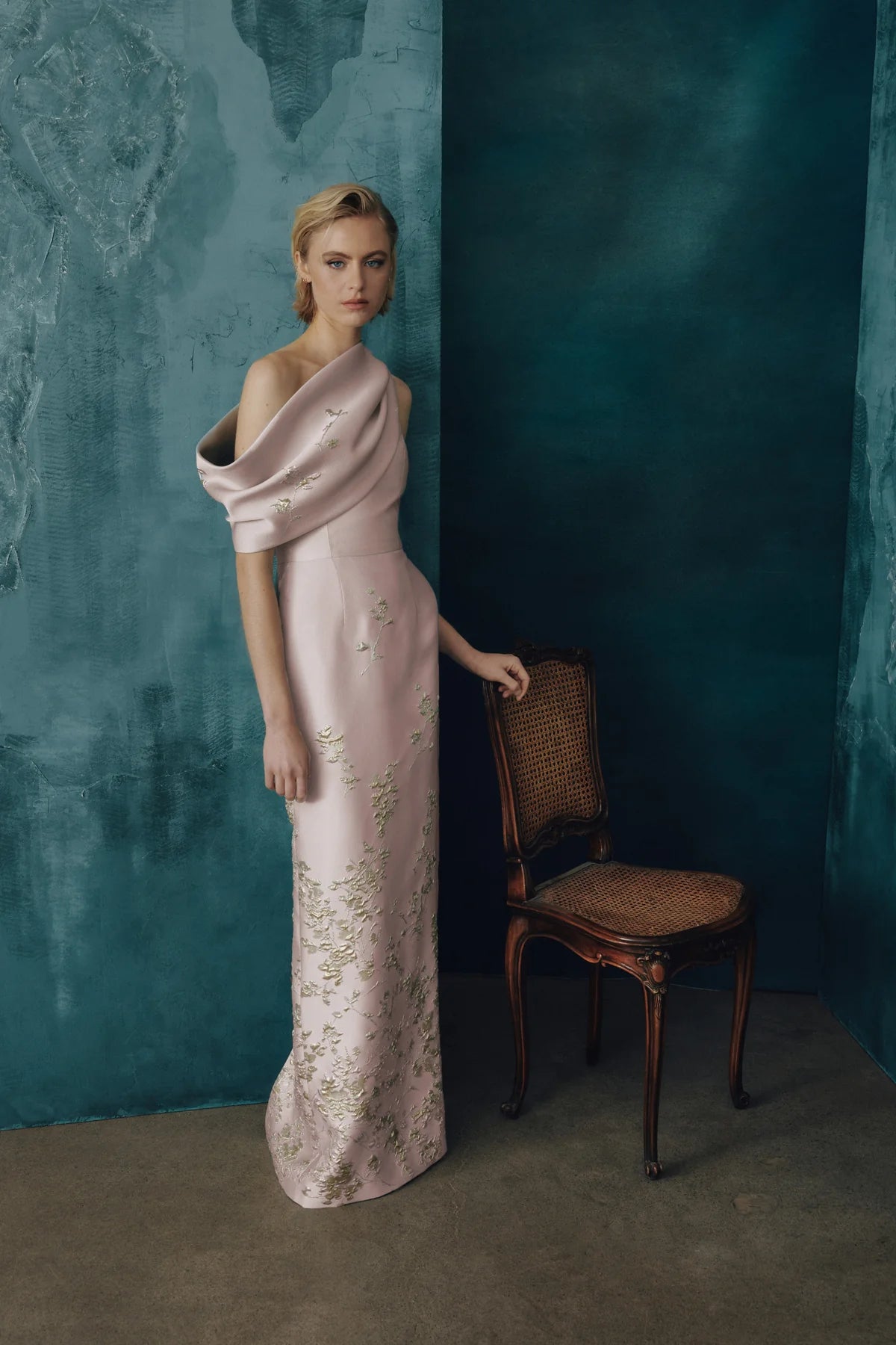 ONE SHOULDER COLUMN IN GOLD LEAF CLOQUE