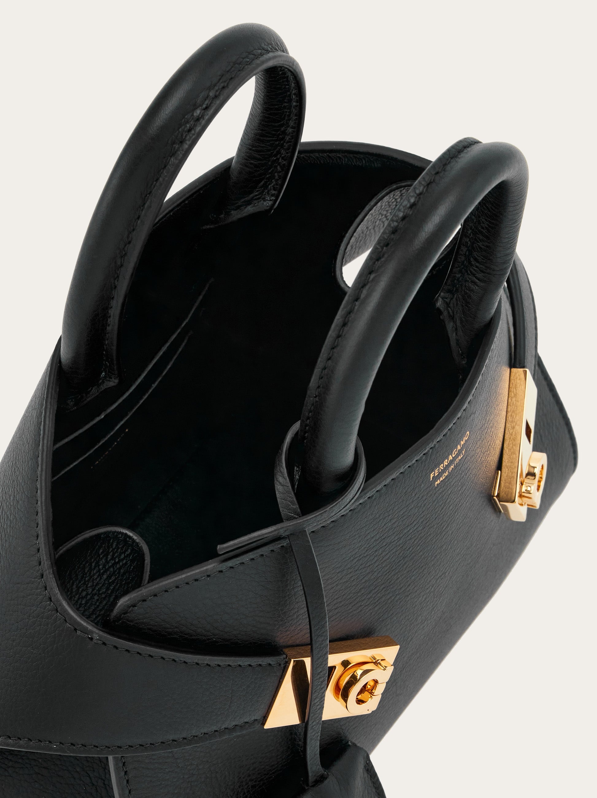 HUG HANDBAG XS