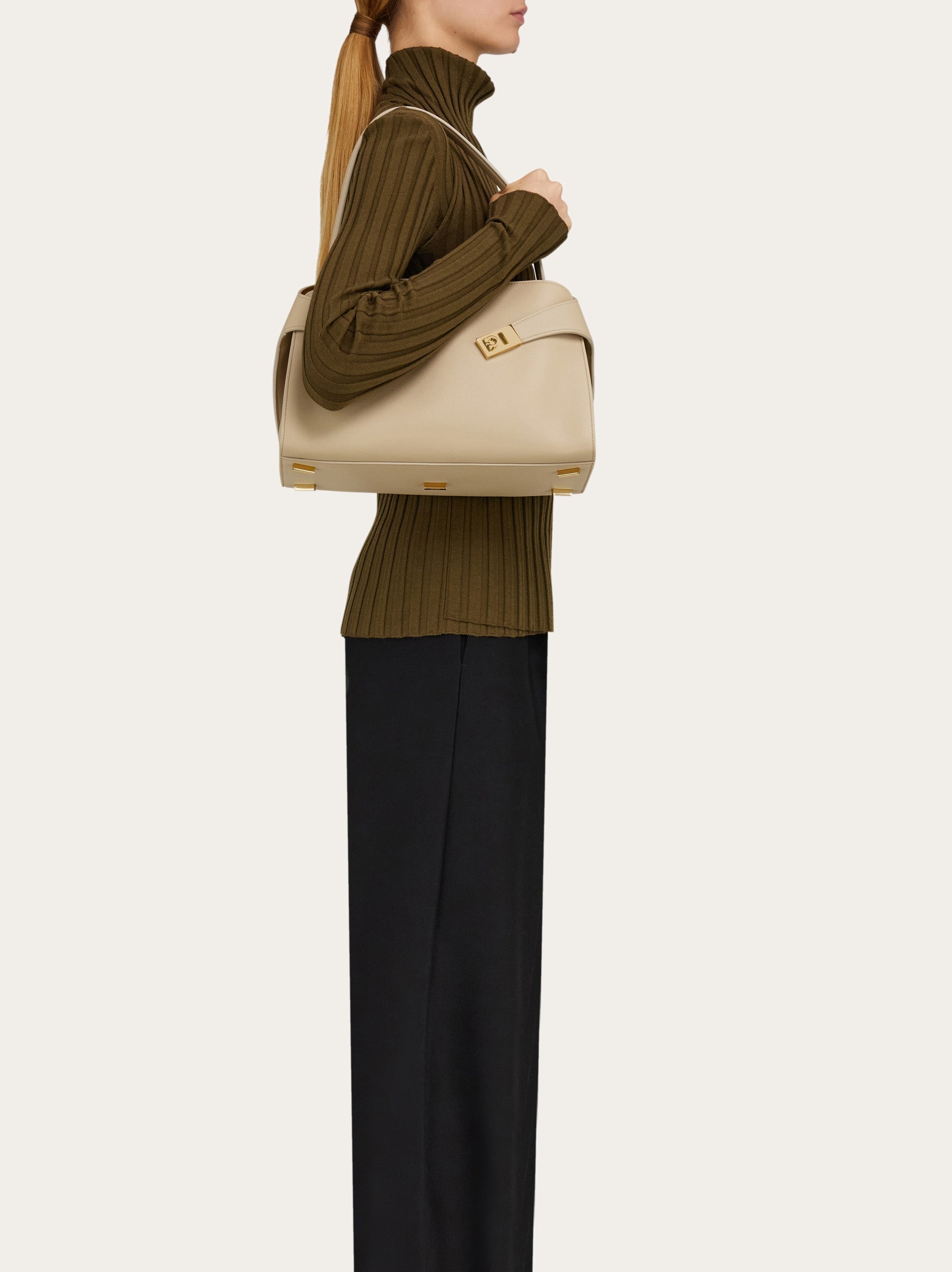 HUG SOFT BICOLOR SHOULDER BAG MEDIUM