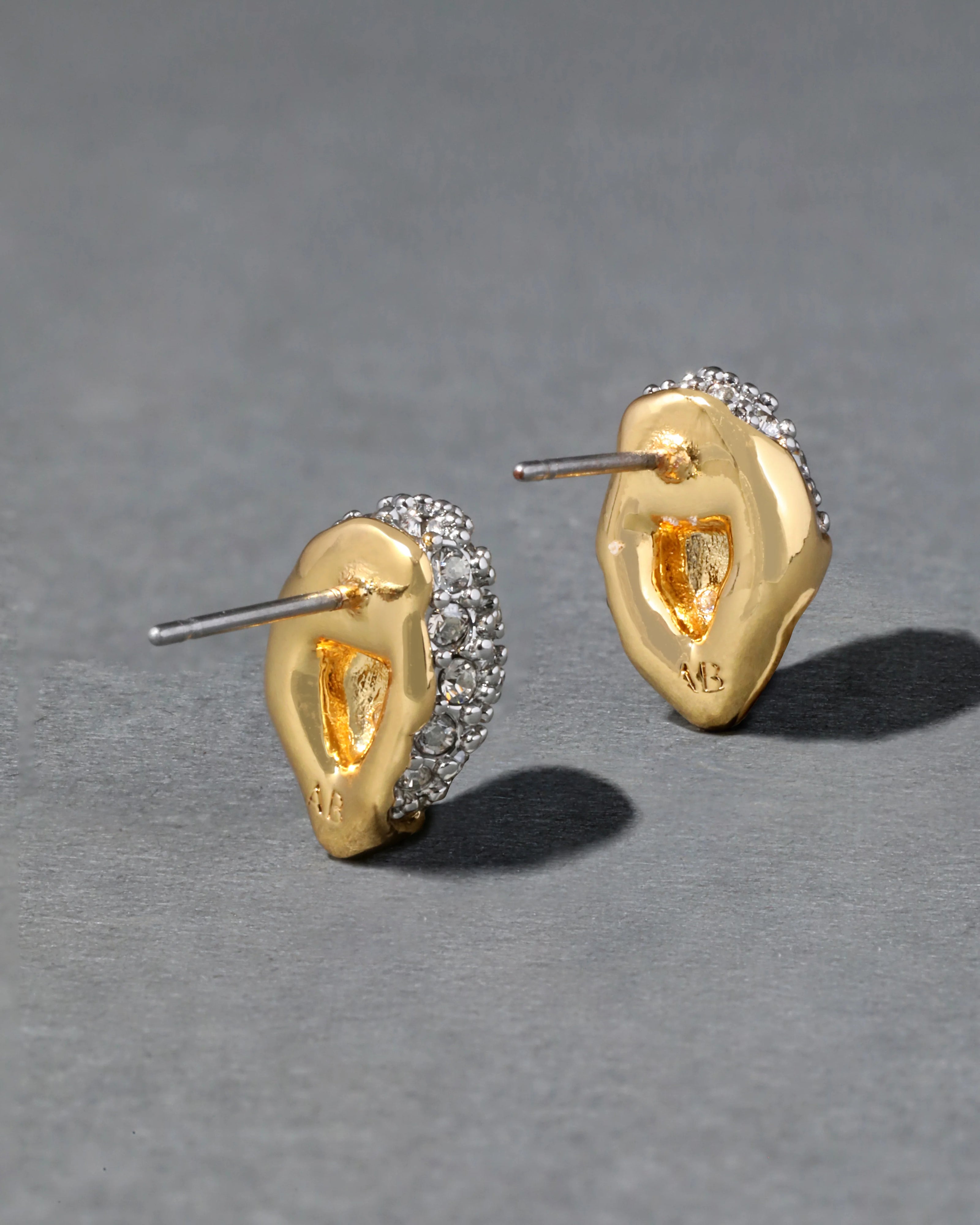 SOLANALES CRYSTAL TINY PEBBLE STUD EARRING