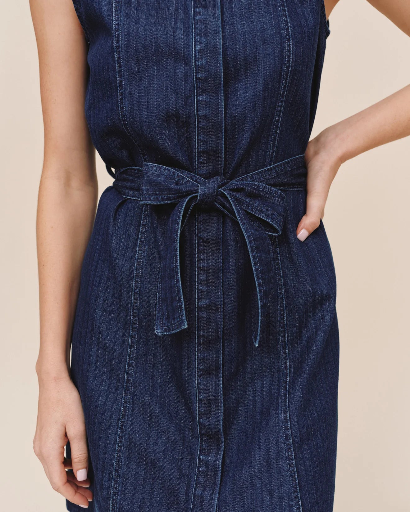SLEEVELESS SEAMED SHIRT DRESS IN HERRINGBONE WASH