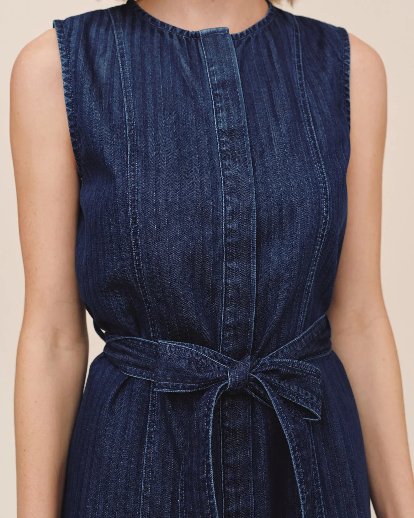 SLEEVELESS SEAMED SHIRT DRESS IN HERRINGBONE WASH