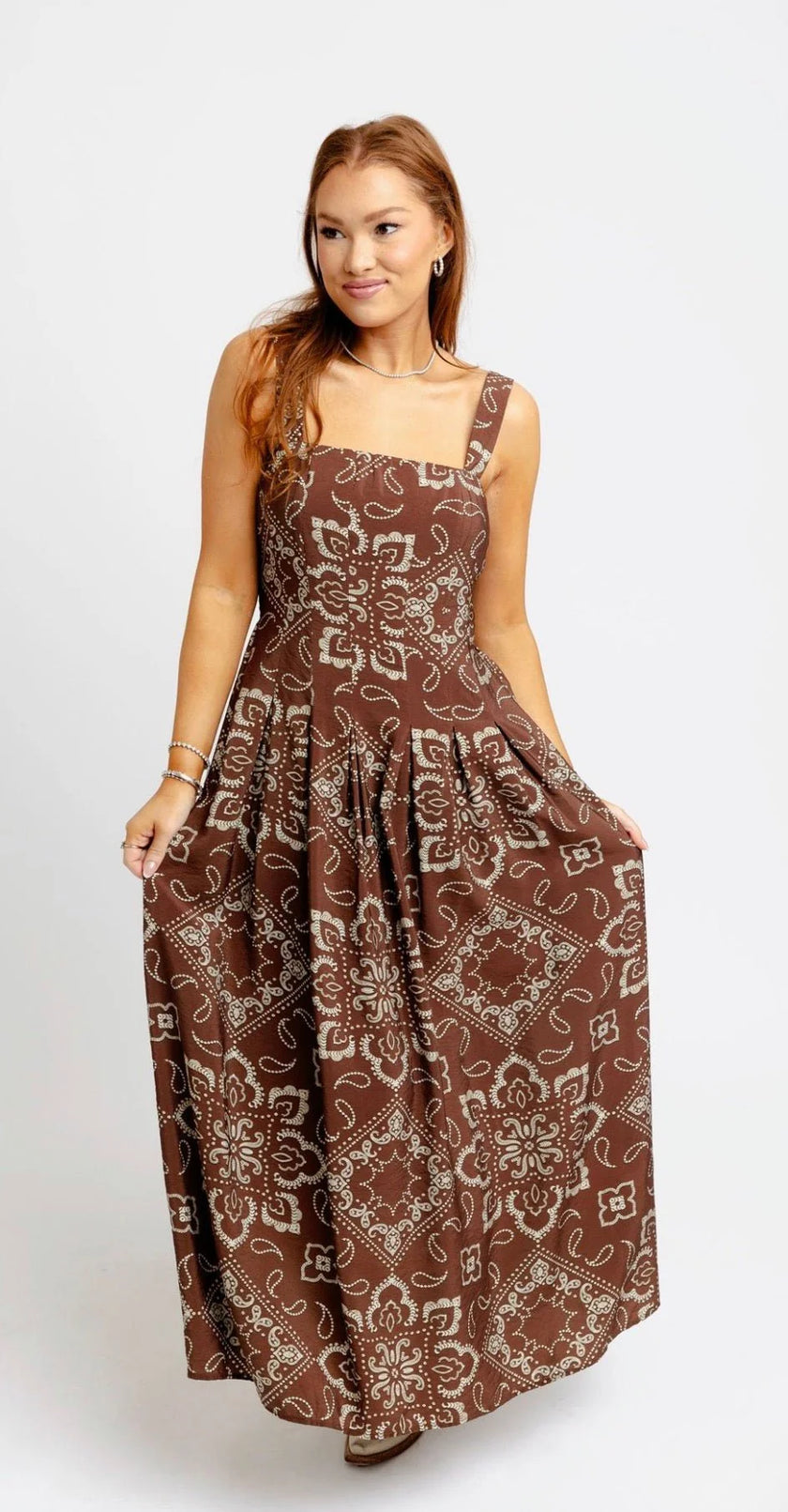 BANDANA CAMI PLEAT DRESS IN BROWN