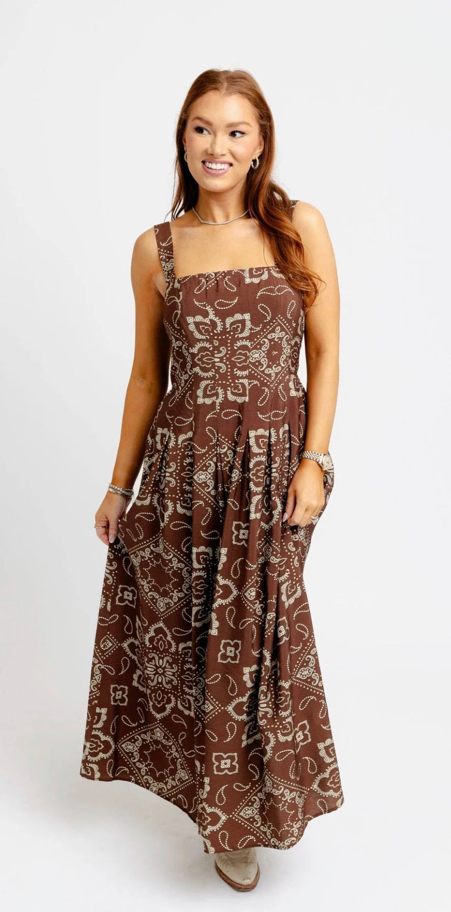 BANDANA CAMI PLEAT DRESS IN BROWN