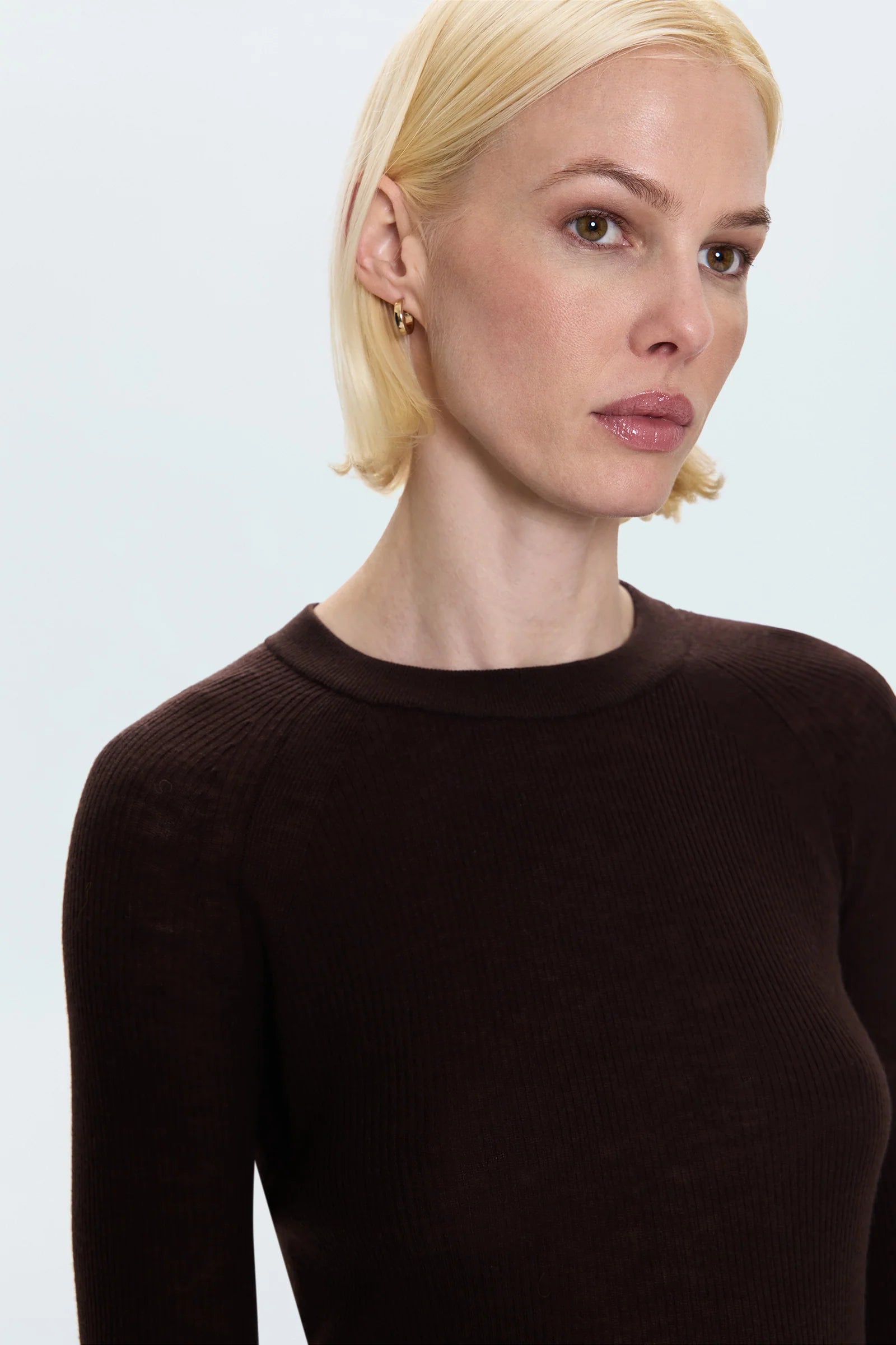 JUNO FEATHER WEIGHT SWEATER IN MOCHA