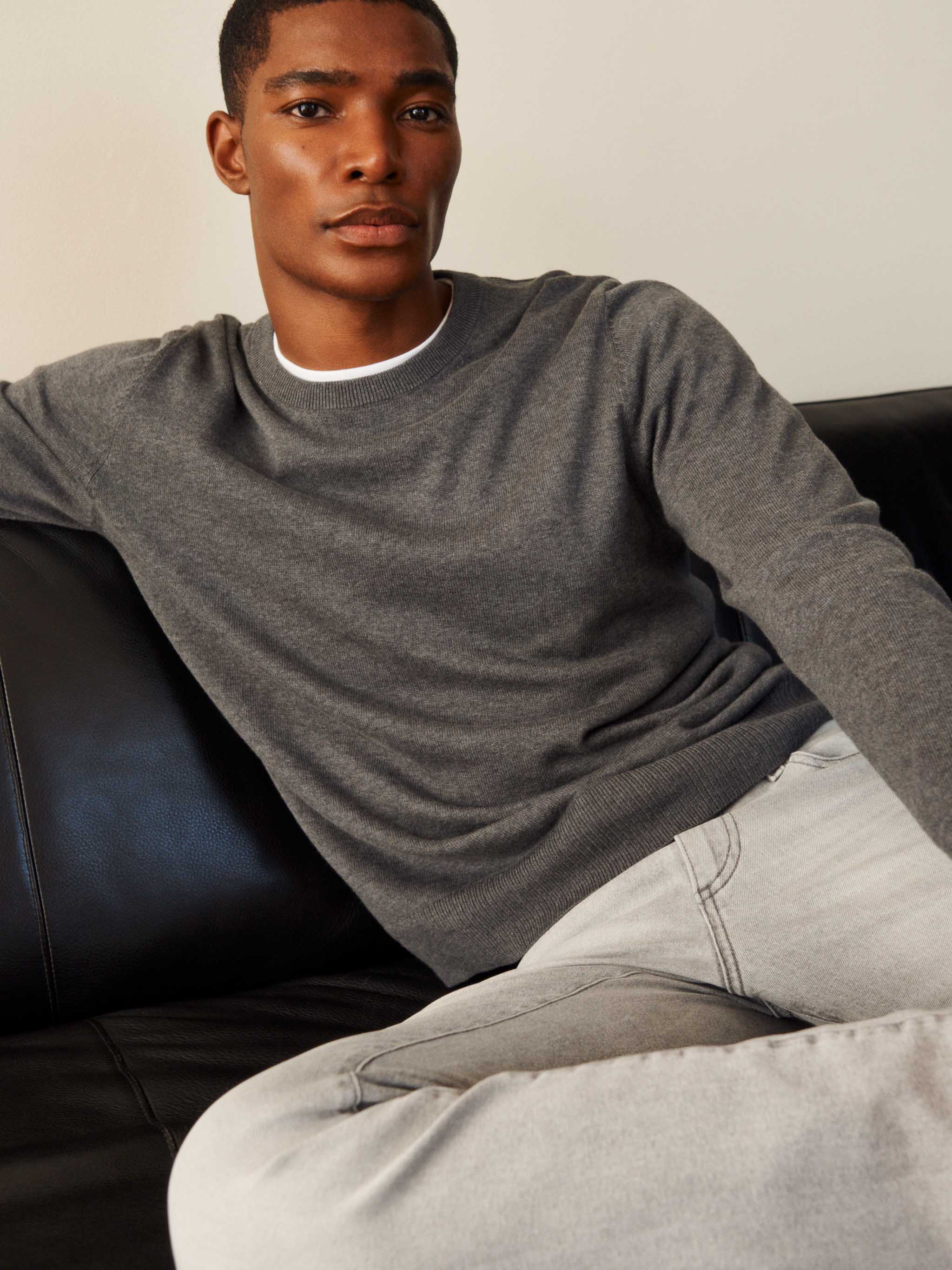 CLASSIC CREWNECK IN CHARCOAL GREY