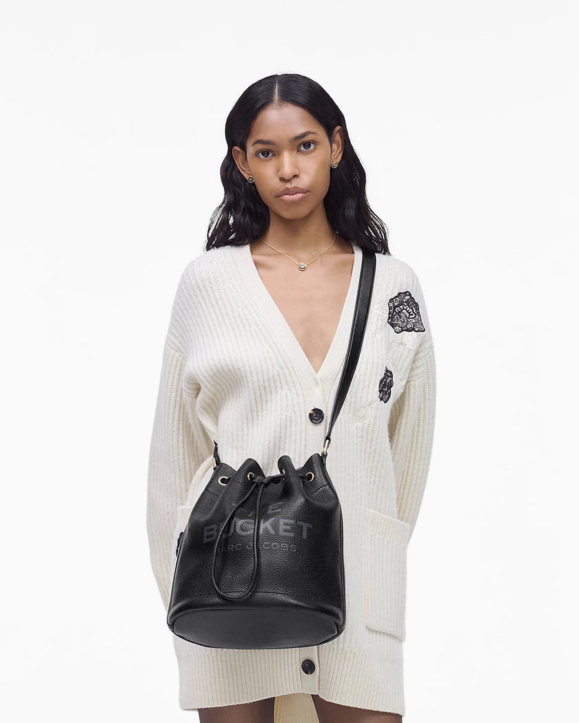 THE LEATHER LARGE BUCKET BAG