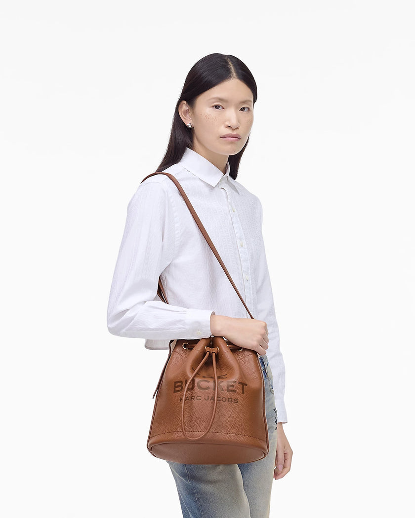 THE LEATHER LARGE BUCKET BAG