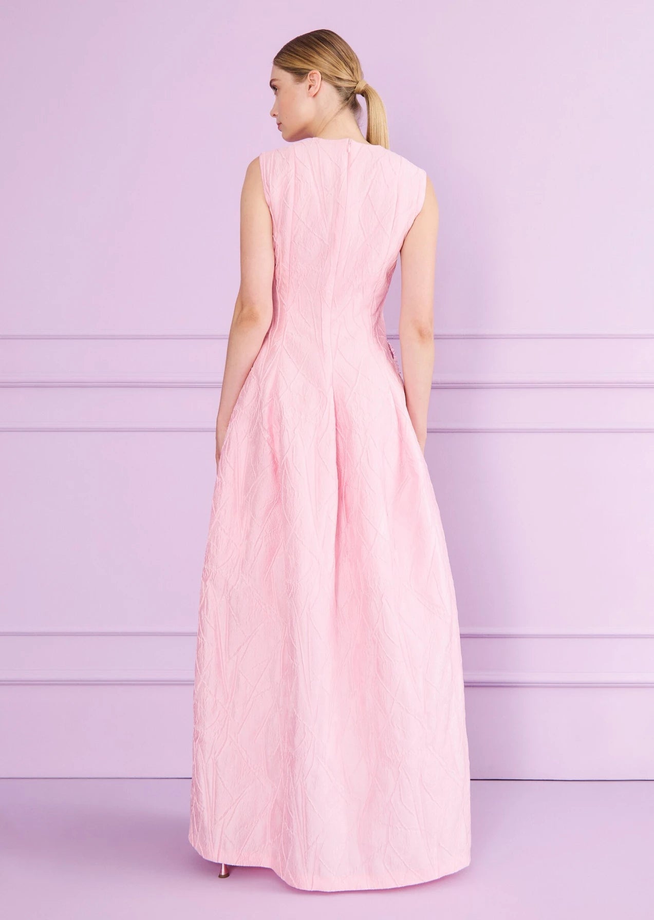 MOMO25 GOWN