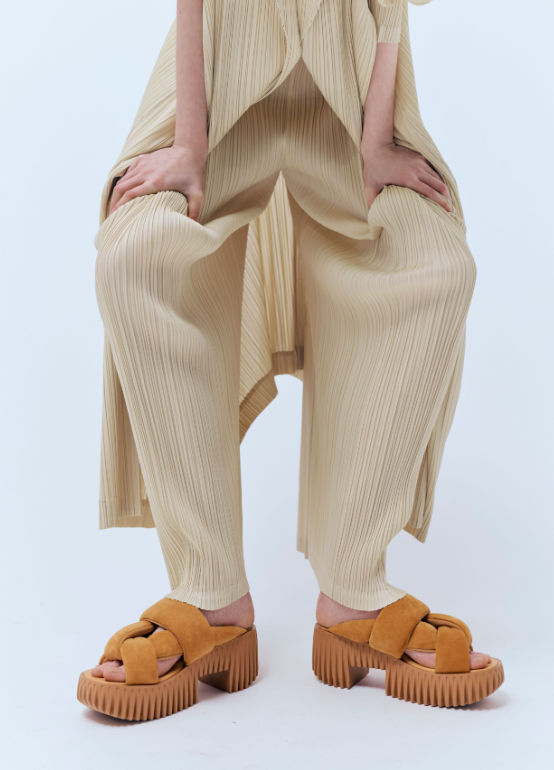 OVERLAPPING STRAP PLATFORM