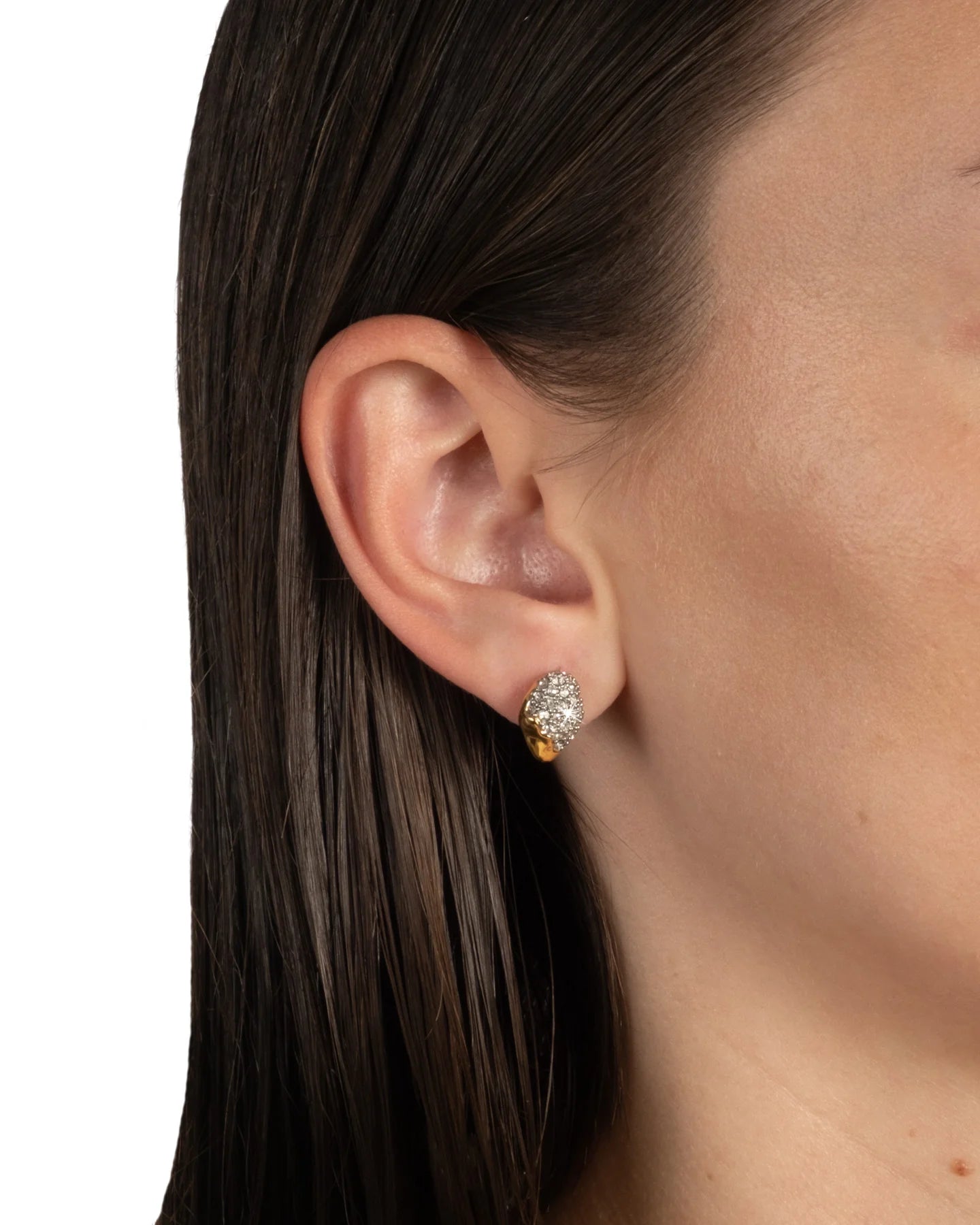 SOLANALES CRYSTAL TINY PEBBLE STUD EARRING