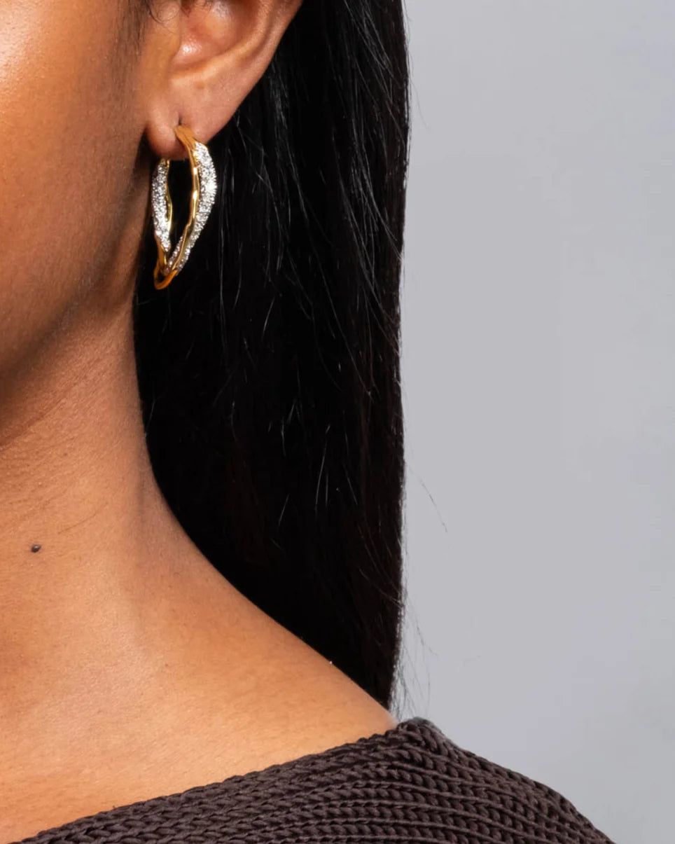 SOLANALES GOLD CRYSTAL TWIST HOOP EARRING