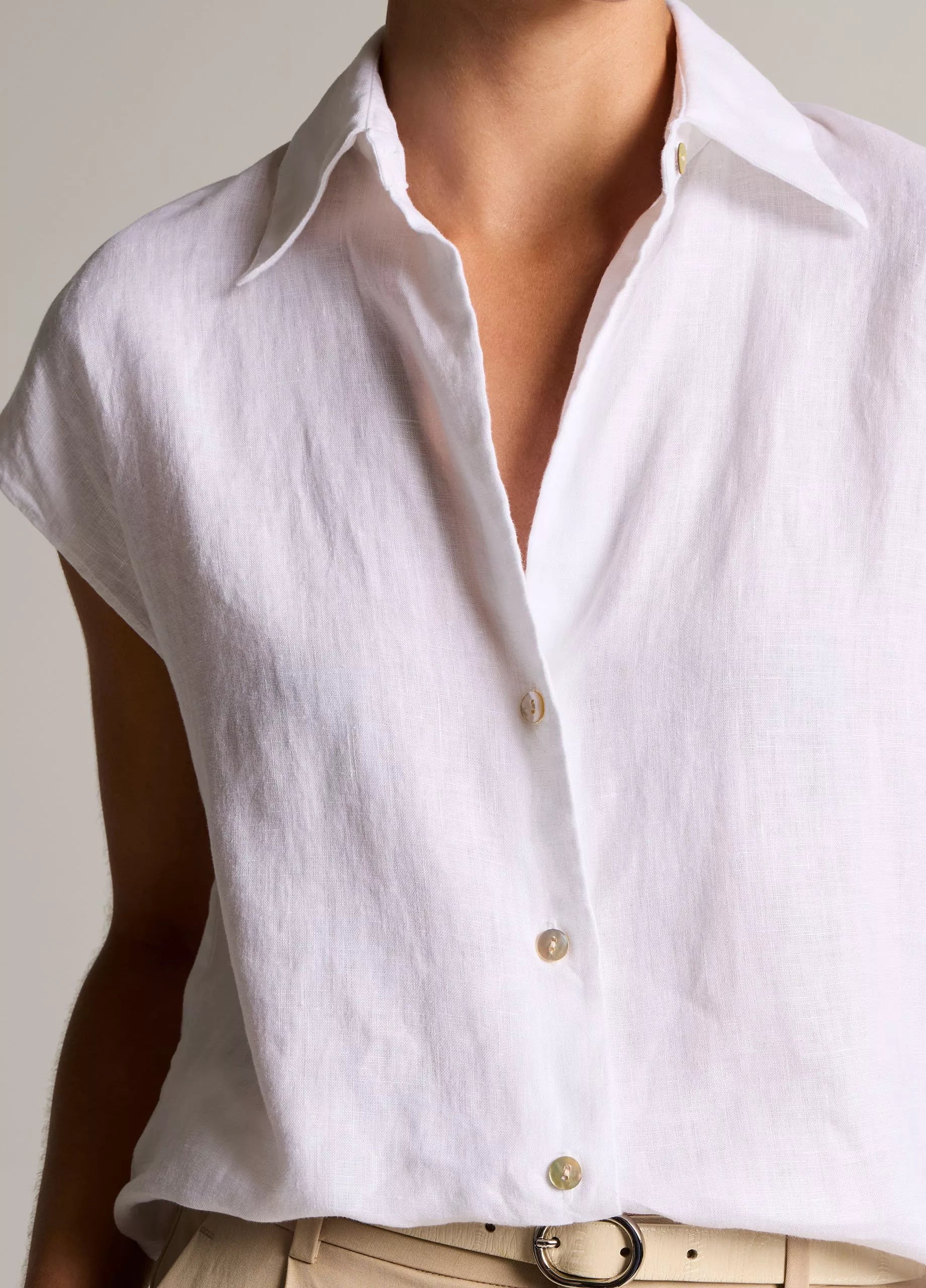 LINEN CAP SLEEVE BUTTON FRONT BLOUSE IN OPTIC WHITE
