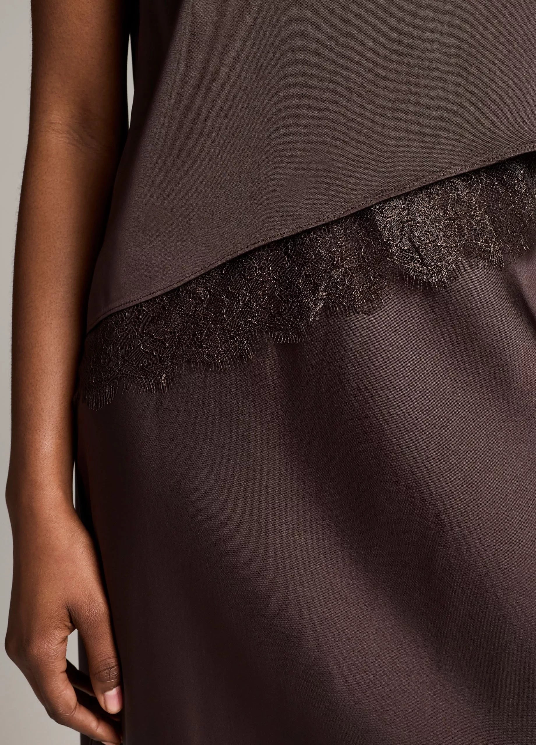 LACE TRIM SATIN ASYMMETRIC SHELL