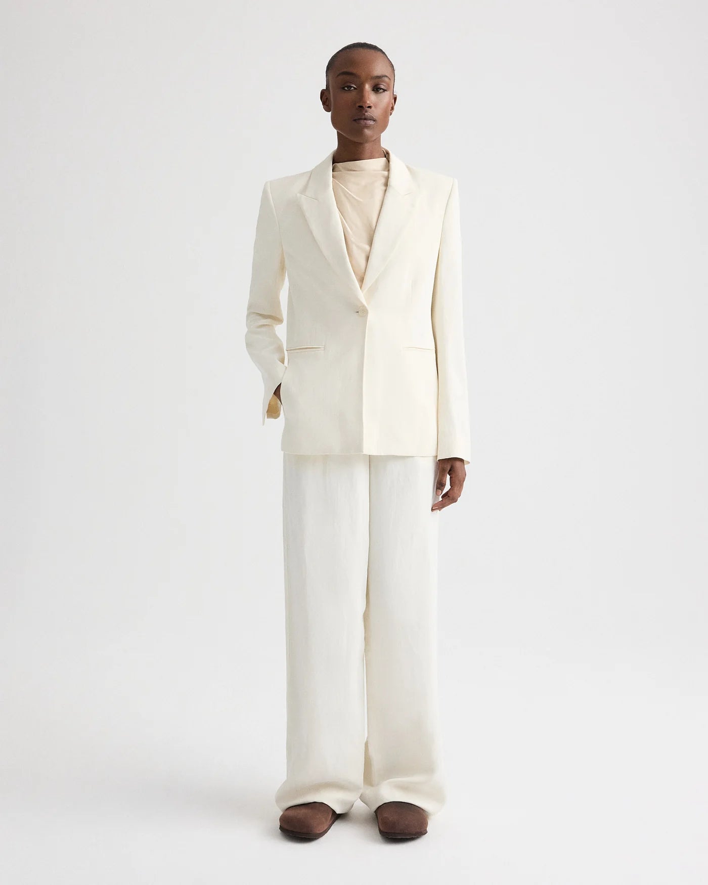 HER FIT BLAZER IN COATED VISCOSE LINEN
