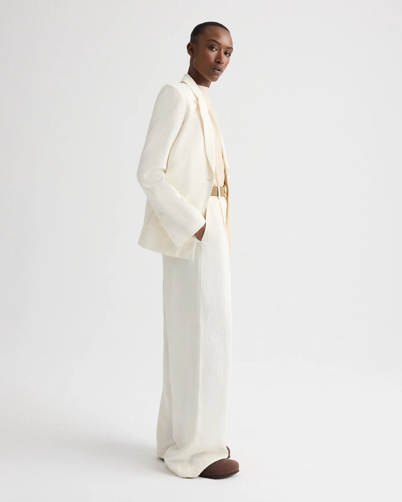HER FIT BLAZER IN COATED VISCOSE LINEN