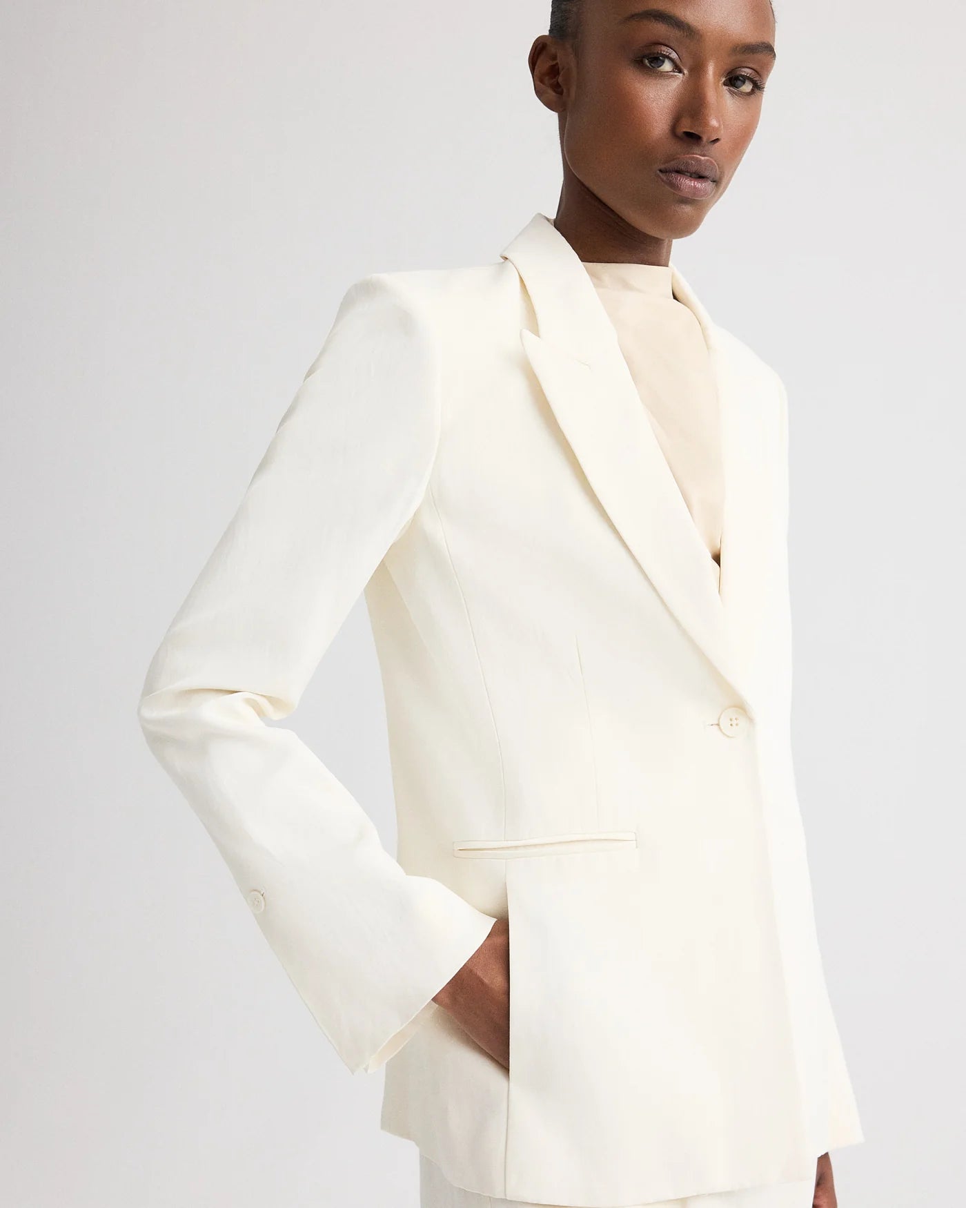 HER FIT BLAZER IN COATED VISCOSE LINEN