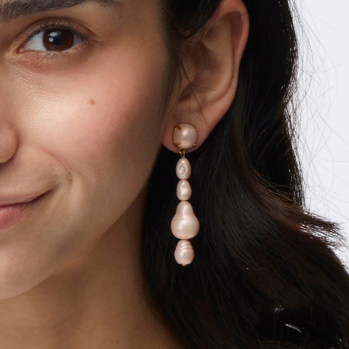 COLLECTOR PEARL LINEAR EARRING