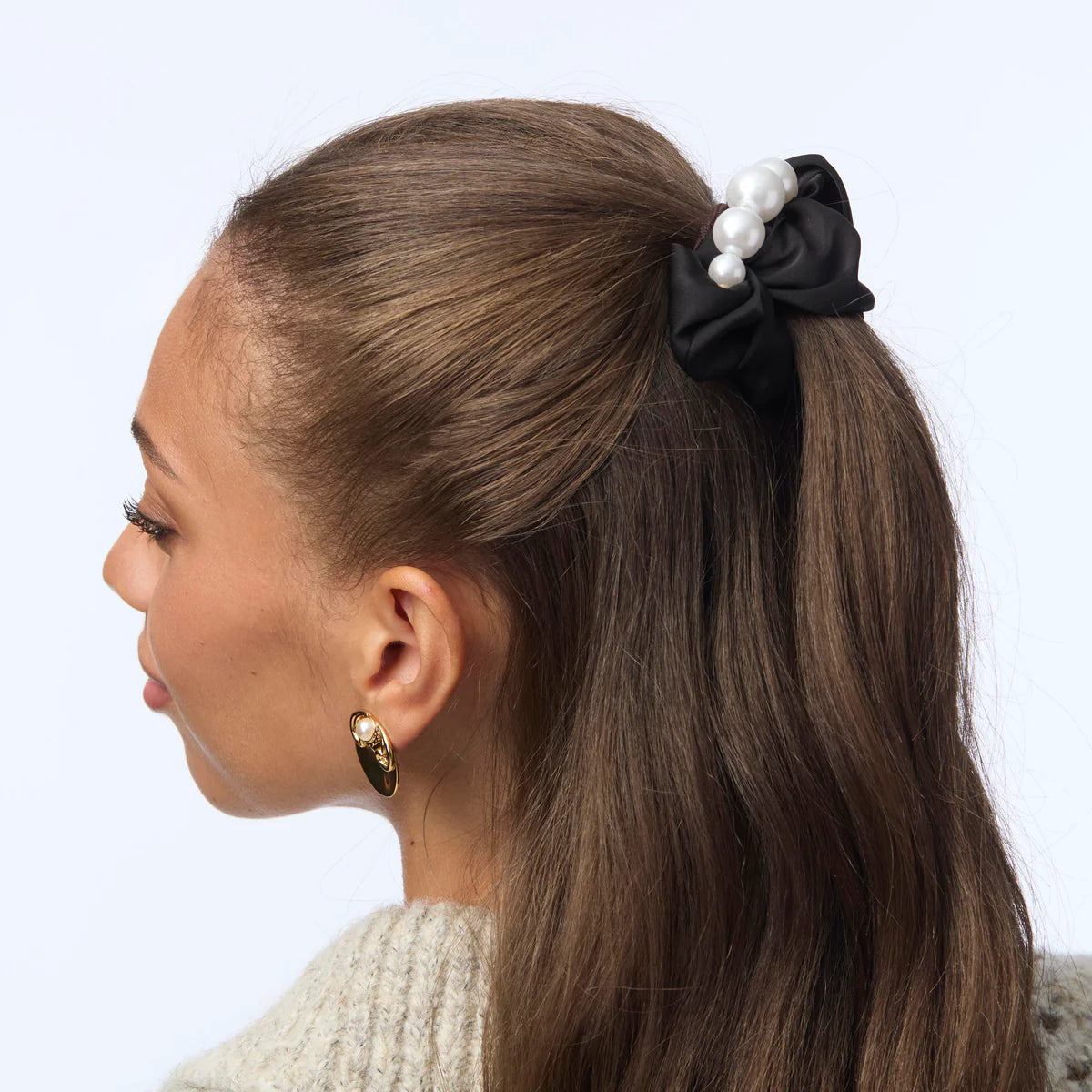 JET PEARL SILK SCRUNCHIE