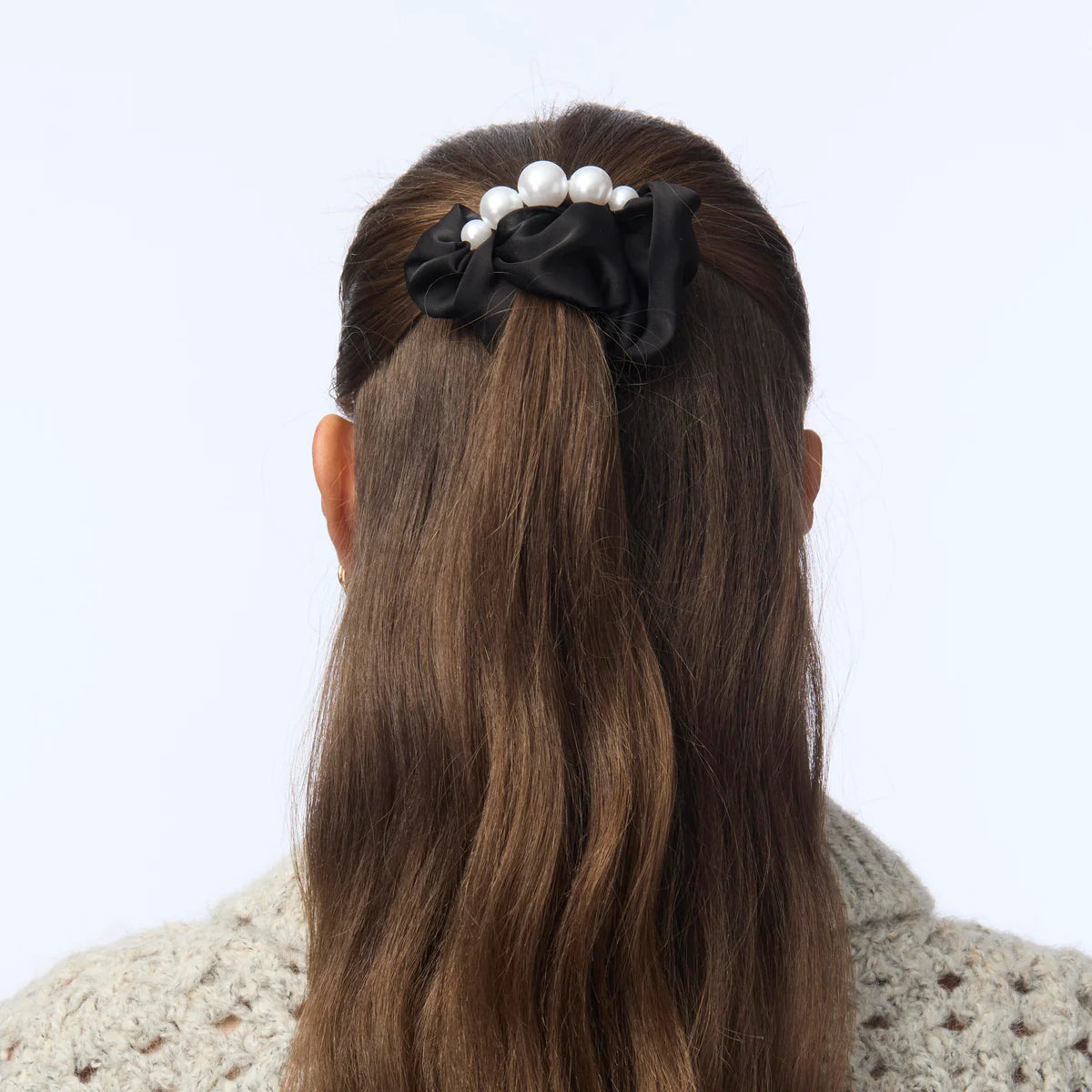 JET PEARL SILK SCRUNCHIE