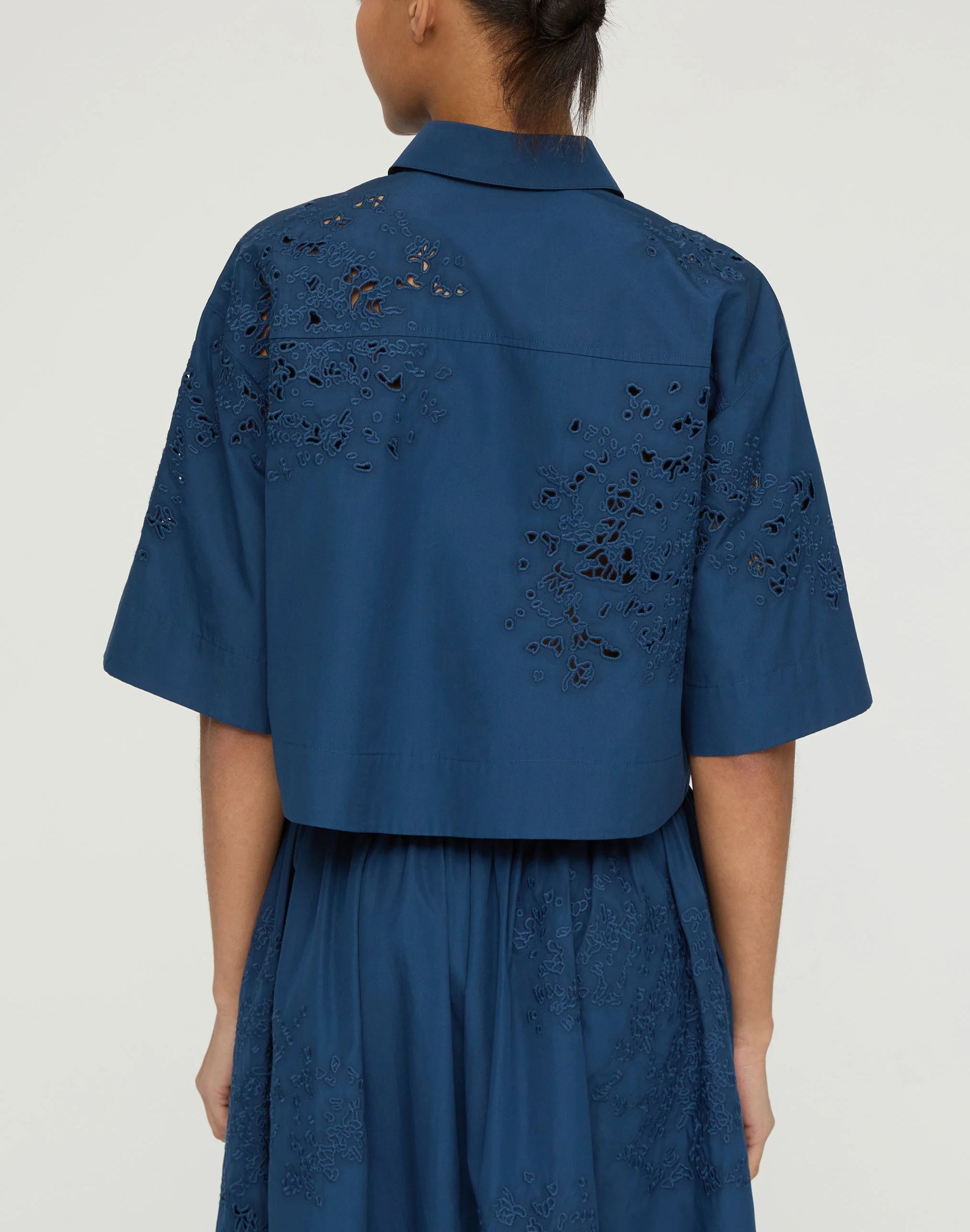 HAND CUTOUT ORGANIC COTTON POPLIN CROPPED SHIRT