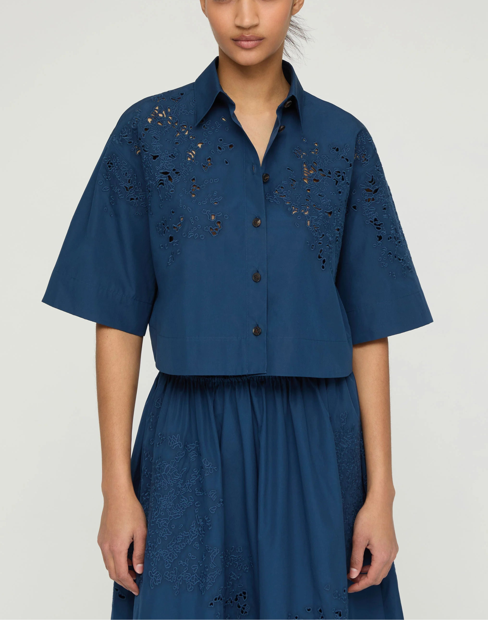 HAND CUTOUT ORGANIC COTTON POPLIN CROPPED SHIRT
