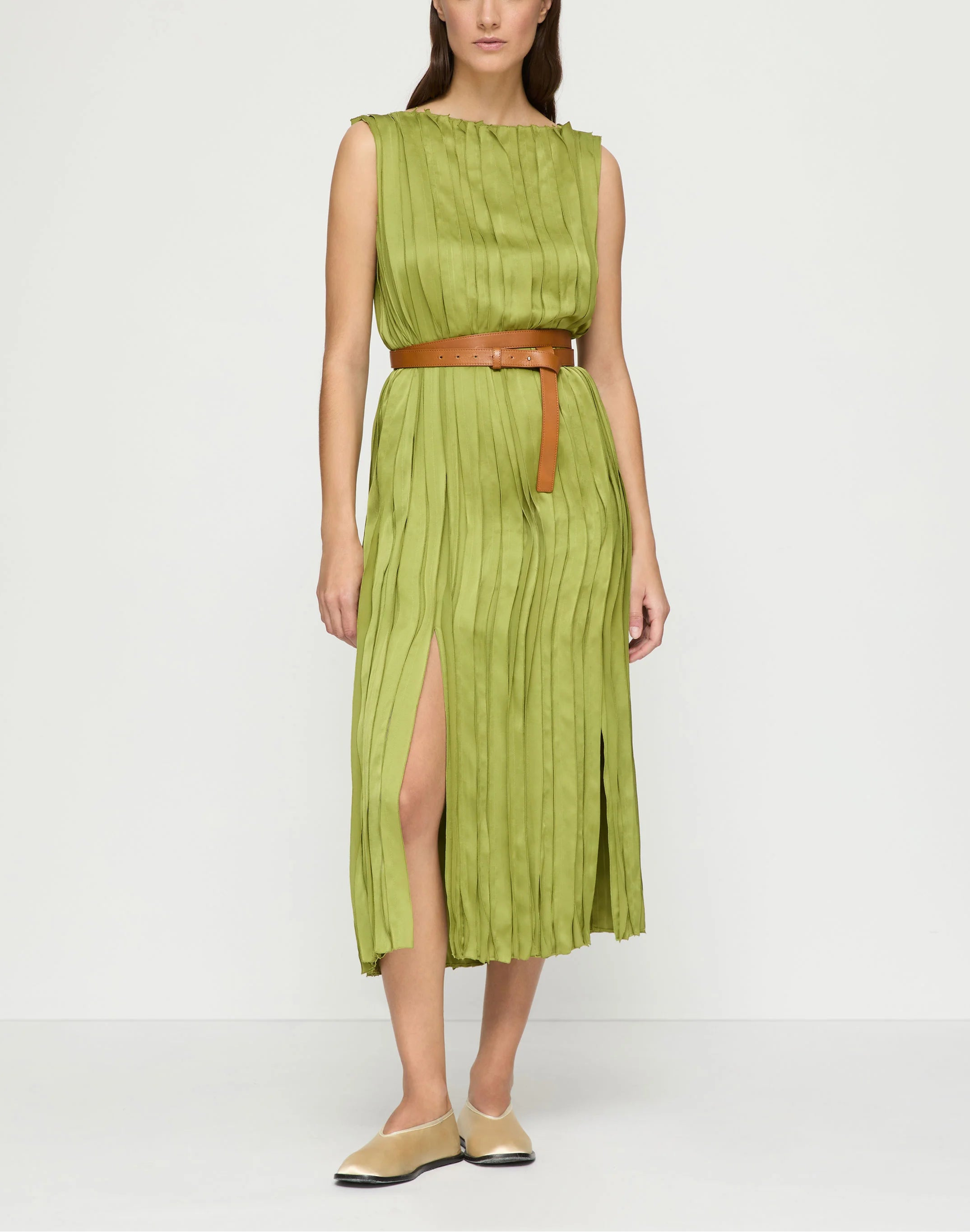 GLOSSY PLEATED BELTED DRESS