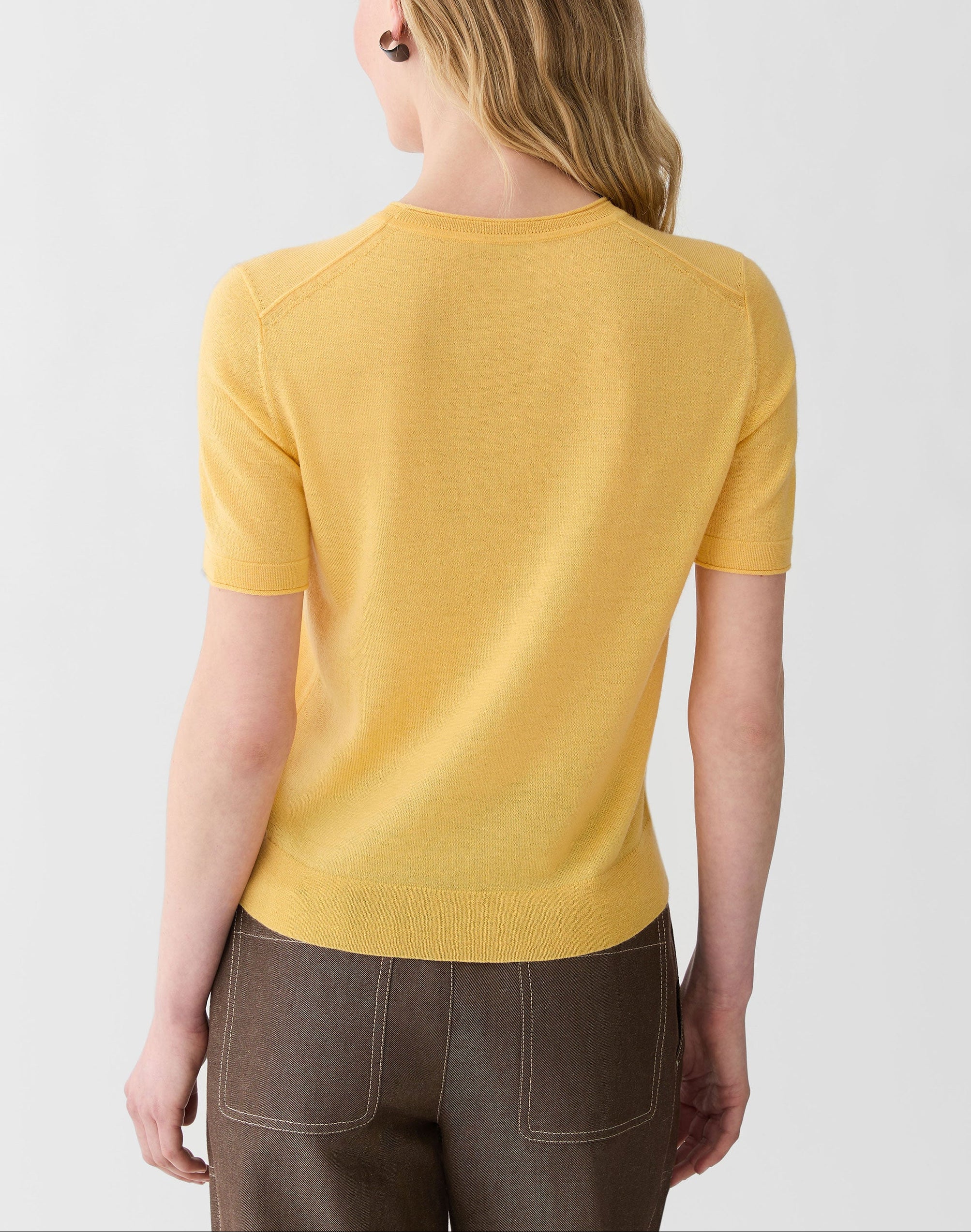 FINE GAUGE CASHMERE CREWNECK SHORT SLEEVE SWEATER IN DAISY
