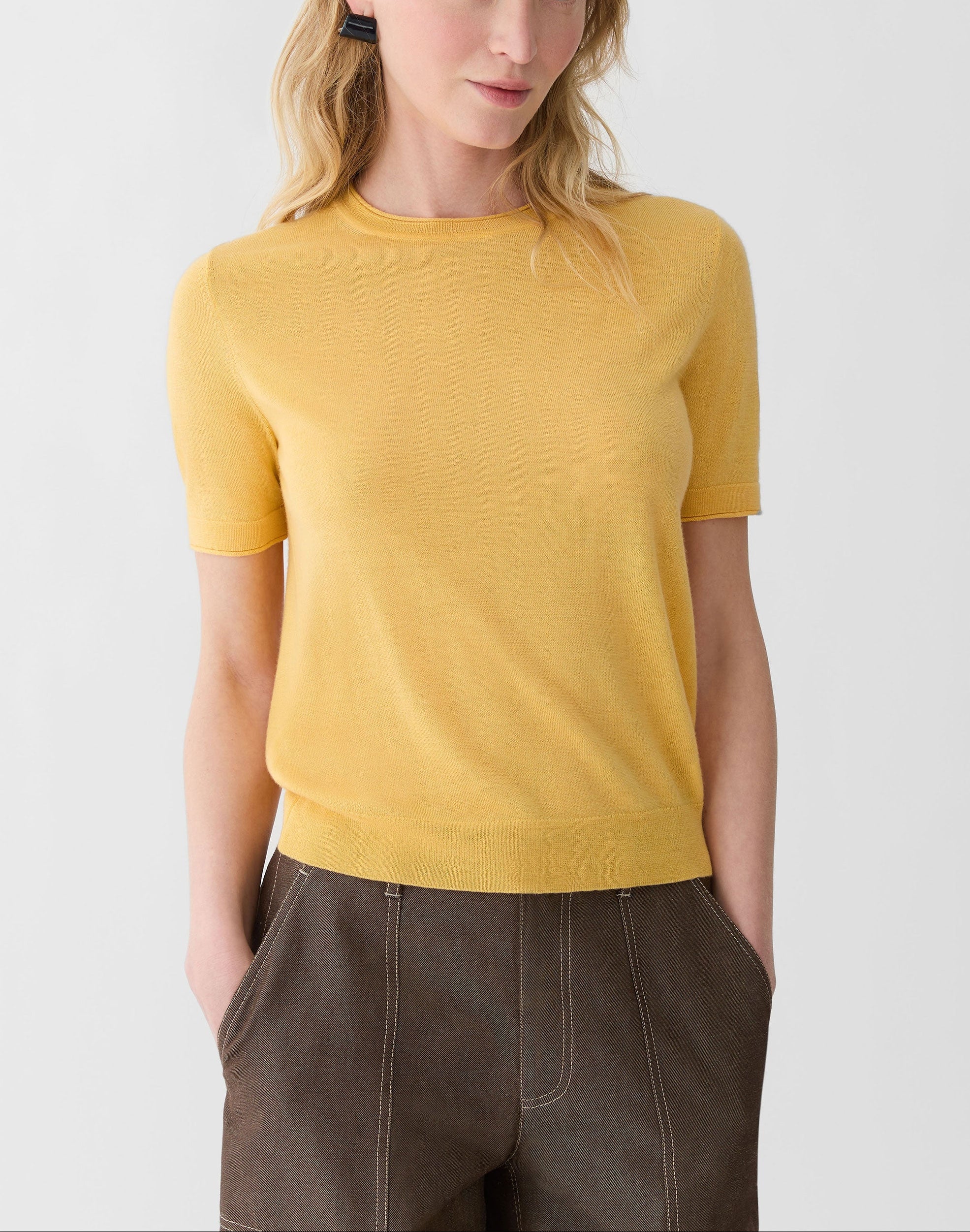 FINE GAUGE CASHMERE CREWNECK SHORT SLEEVE SWEATER IN DAISY