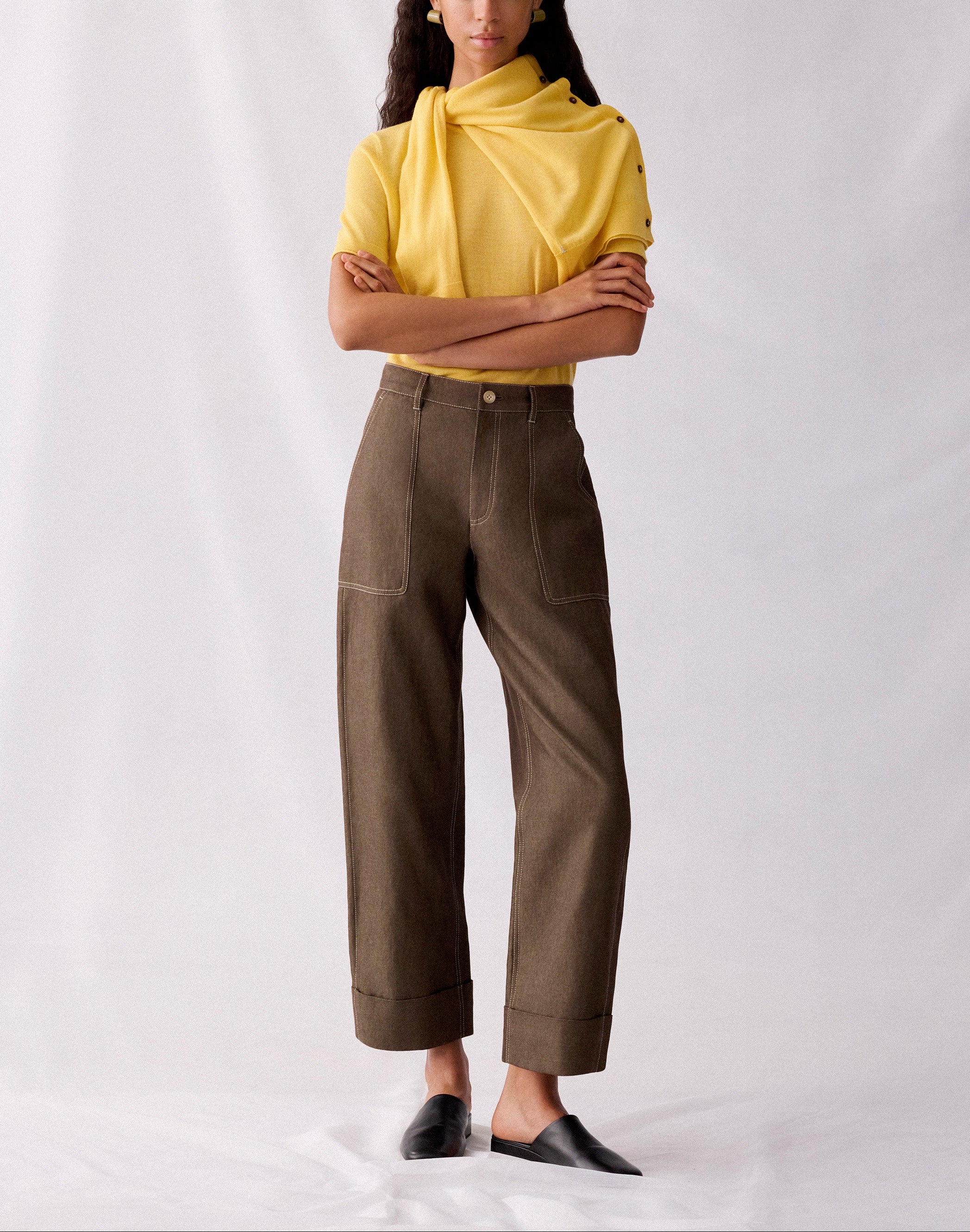 FINE GAUGE CASHMERE CREWNECK SHORT SLEEVE SWEATER IN DAISY