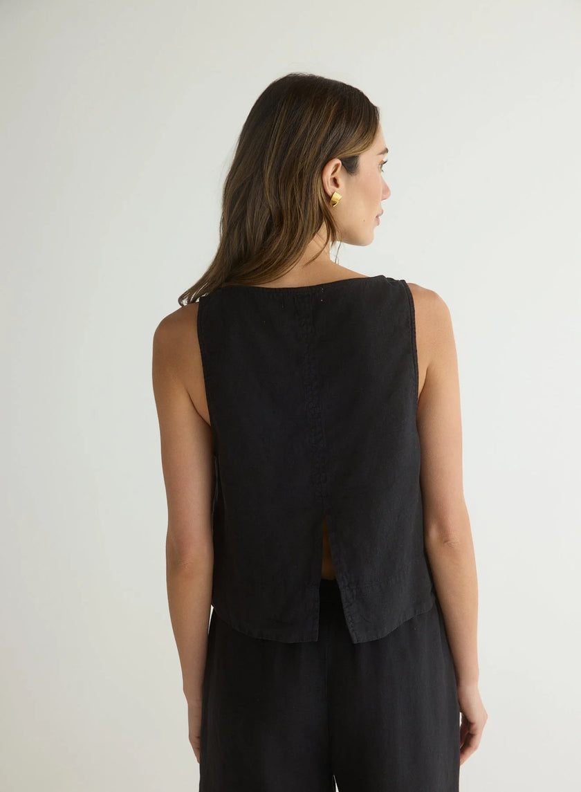 SLEEVELESS BOAT NECK SPLIT BACK